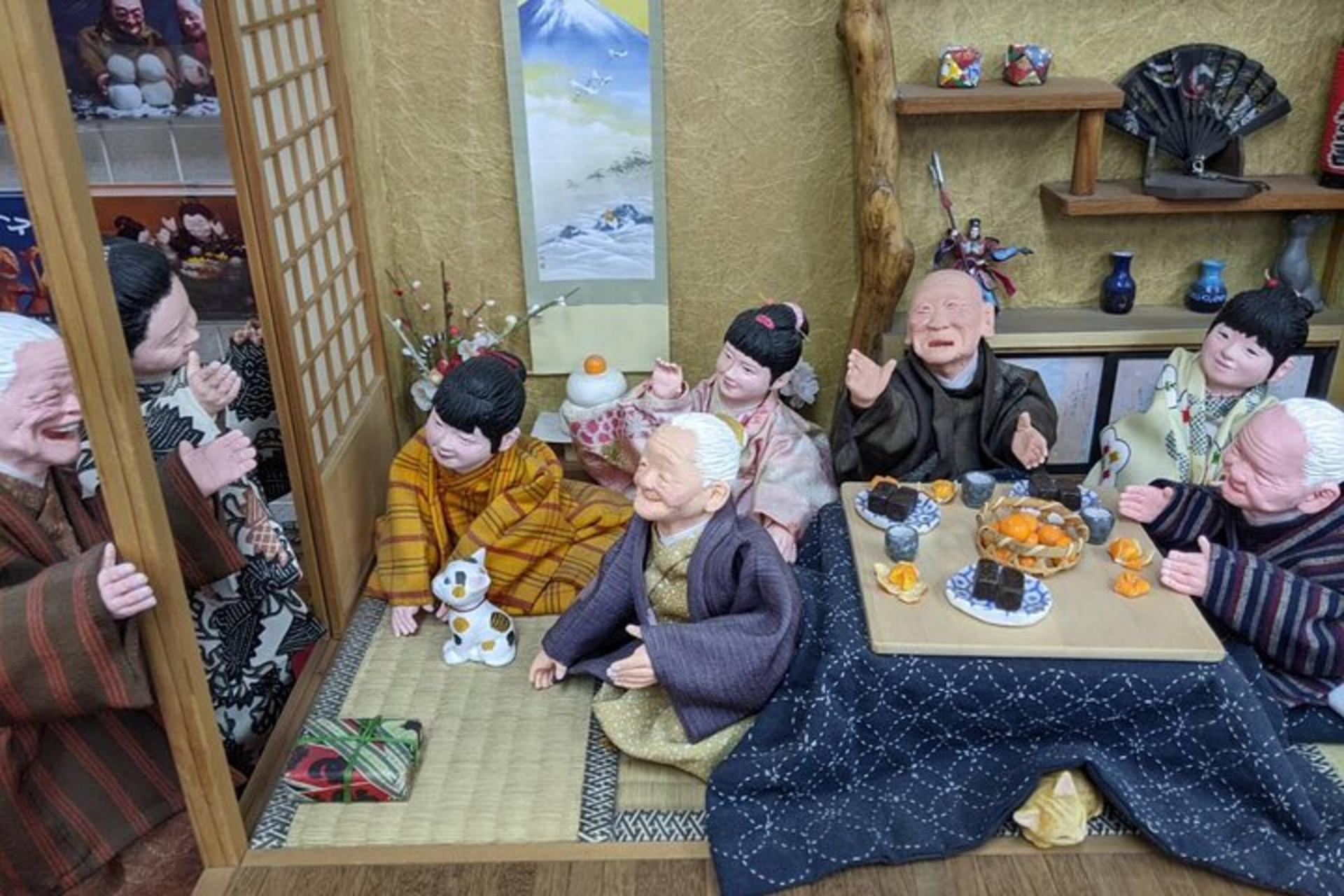 Tokyo: Private Tour of Beckoning Cat Painting at Yanaka - Thumbnail 4
