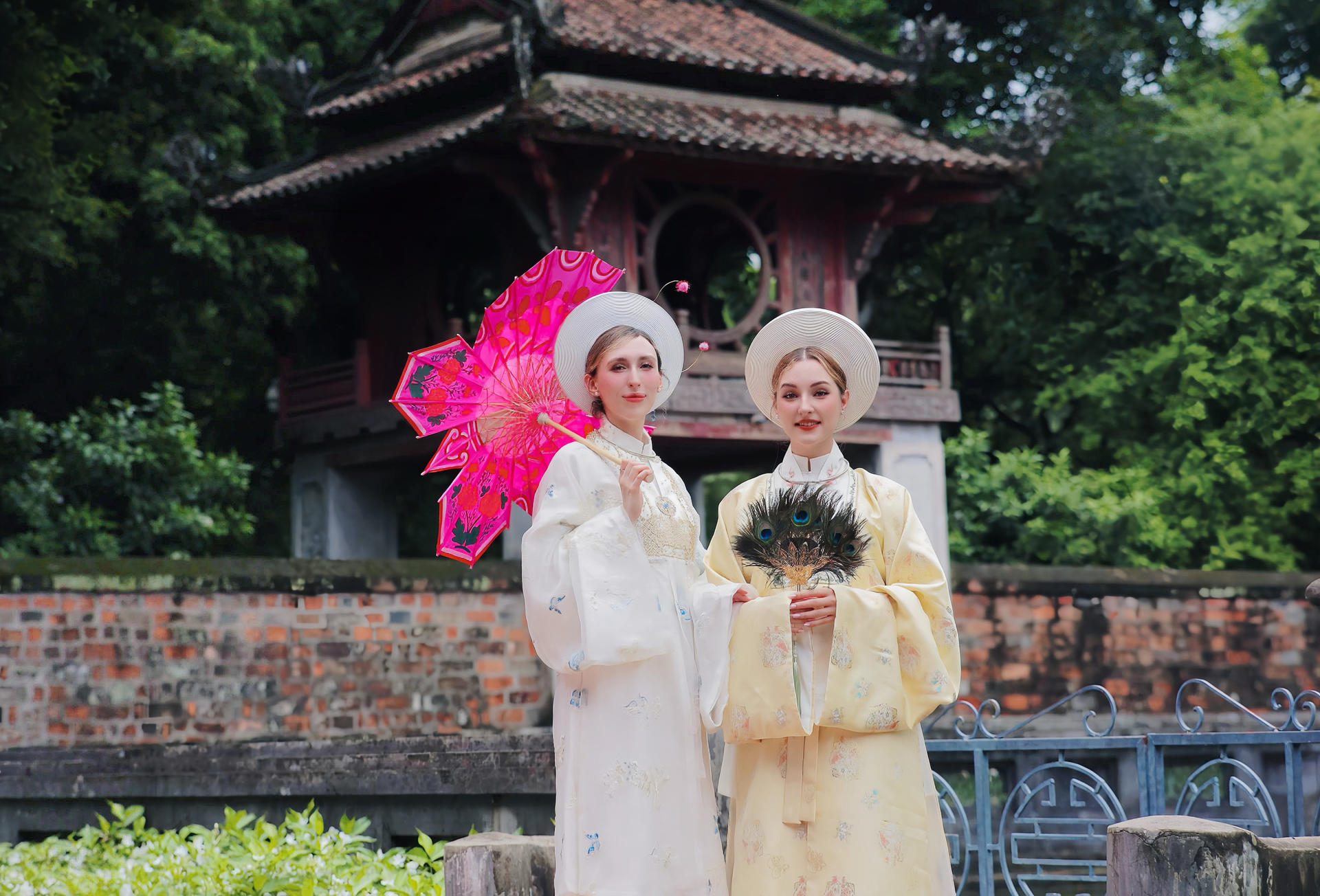 Royal Vietnamese Costume Rental & Professional Photoshoot in Hanoi - Thumbnail 6