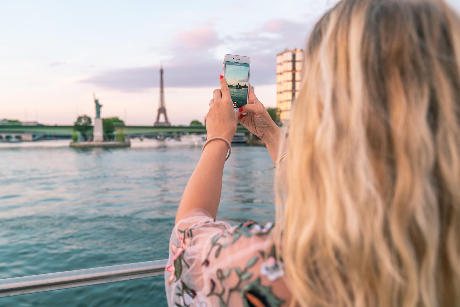 Sparkling Champagne Cruise on Bateaux Mouches in Paris - Thumbnail 5