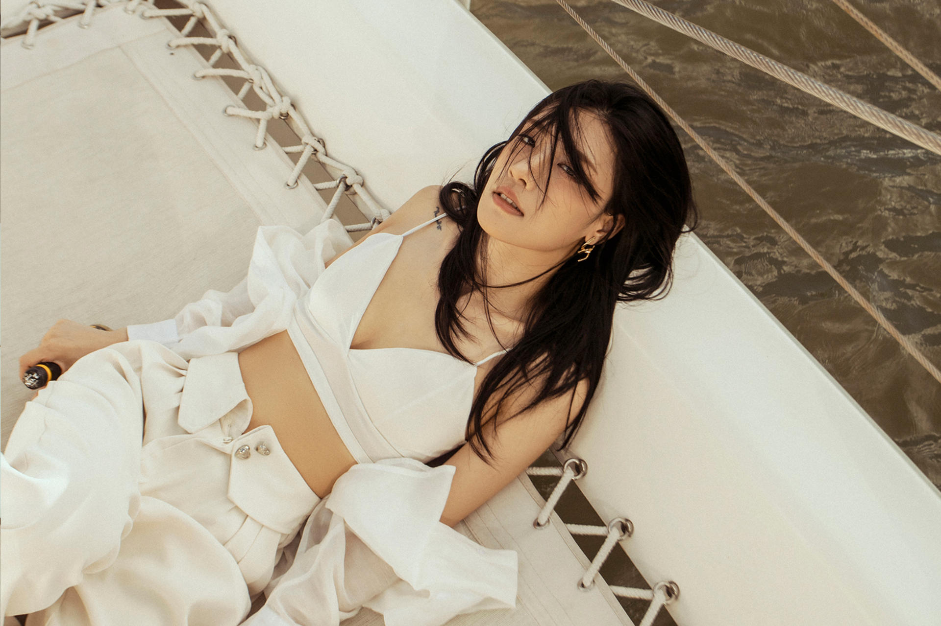 Shanghai Bund single person yacht photography service, approximately 2 hours, includes clothing and styling. - Thumbnail 15
