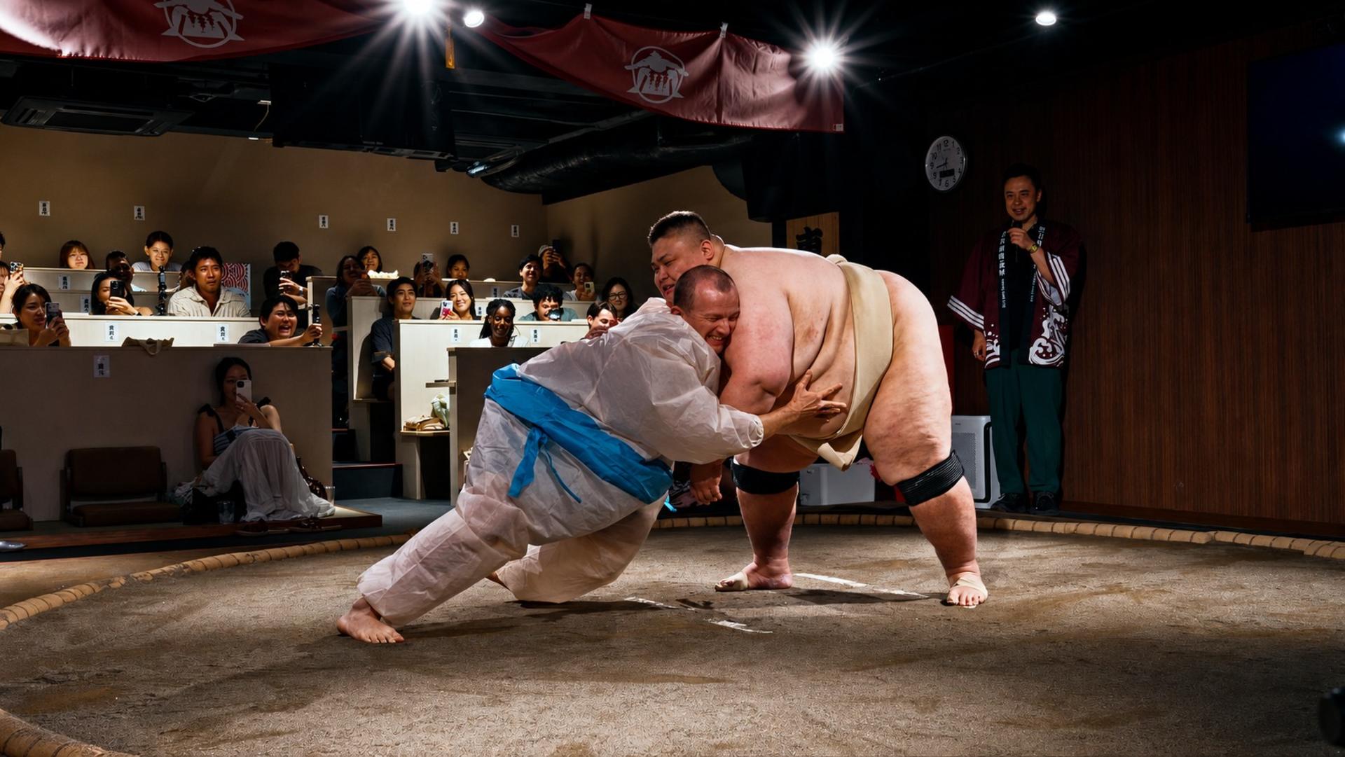 Tokyo: Shibuya Sumo Show with Drink and Photo - Thumbnail 7