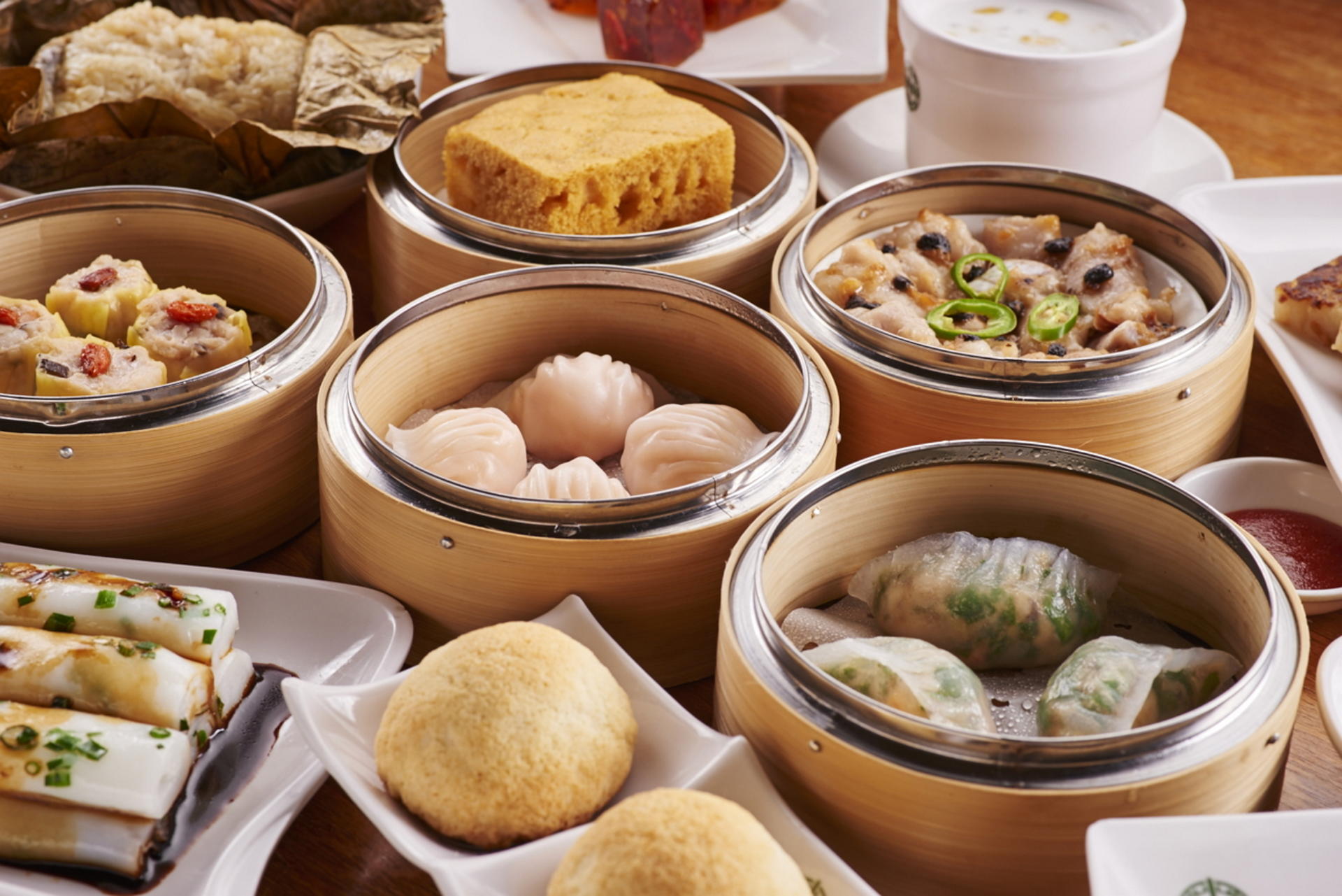 Deluxe Hong Kong Day Tour: Priority Peak Tram, City Walk & Dim Sum - Thumbnail 3