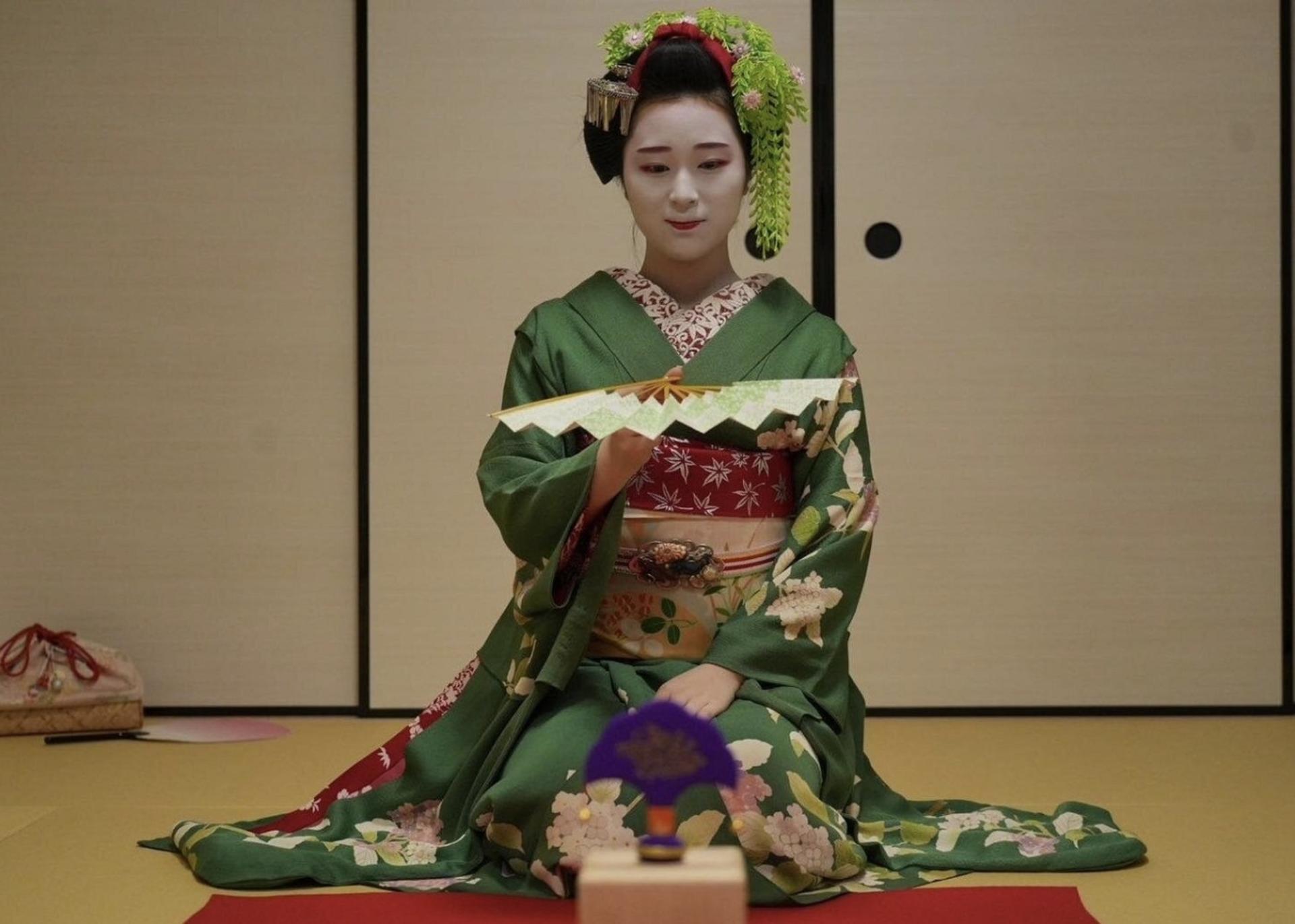 Geisha Show and Walking Tour in Kyoto Gion in Small Group - Thumbnail 9