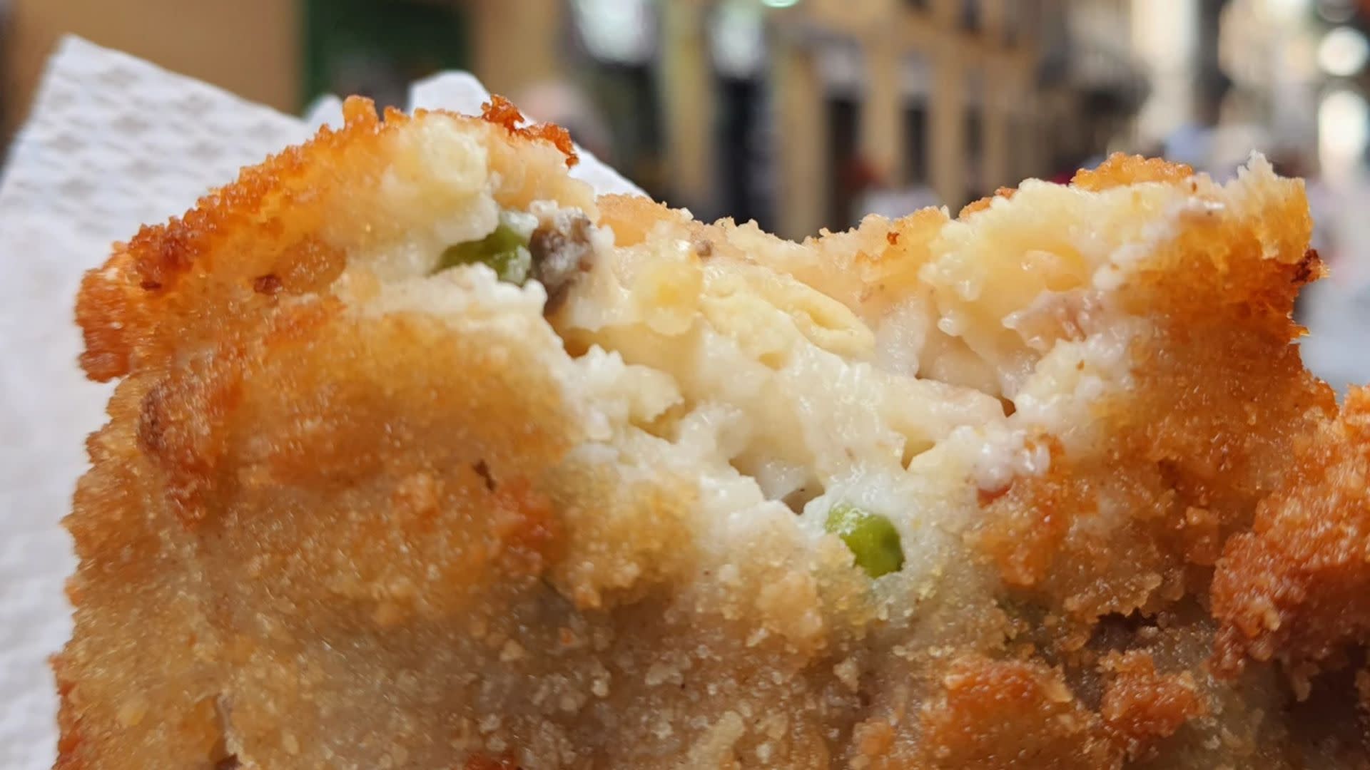 Street food tour with tastings and sightseeing in Naples - Thumbnail 3
