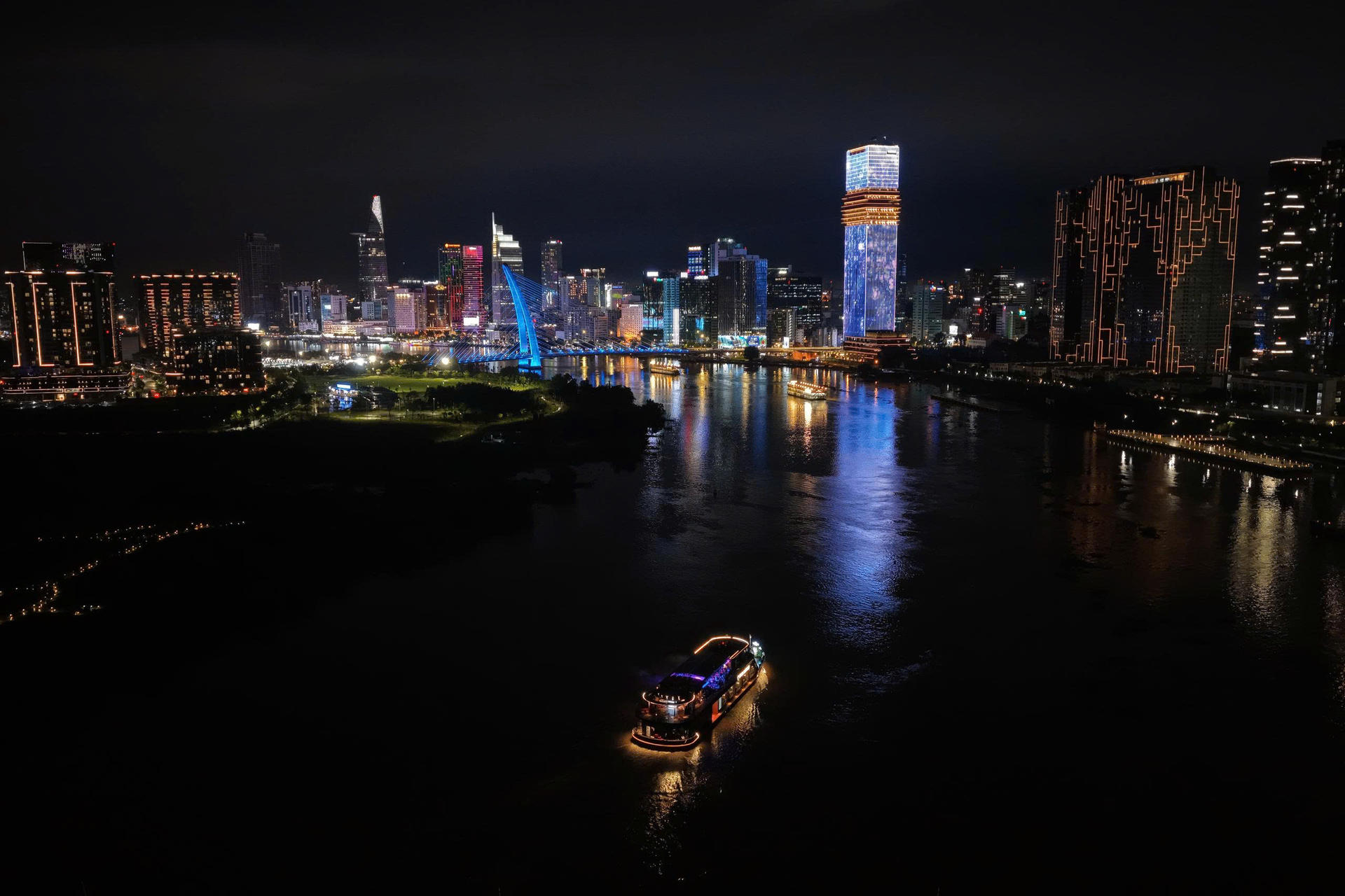 ICON Saigon - Luxury Dining Cruise in Ho Chi Minh City - Thumbnail 17