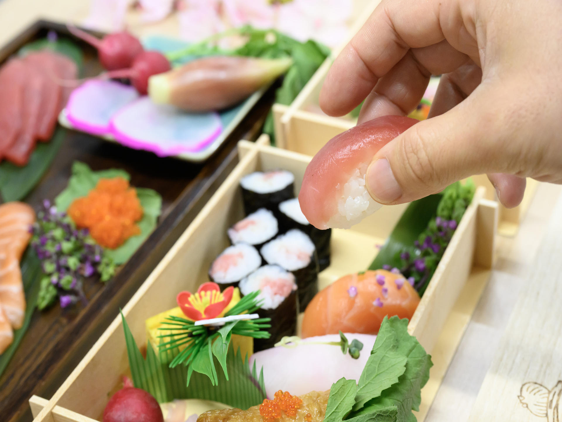 1-Hour Sushi Bento Making in Tsukiji Fish Market - Thumbnail 9