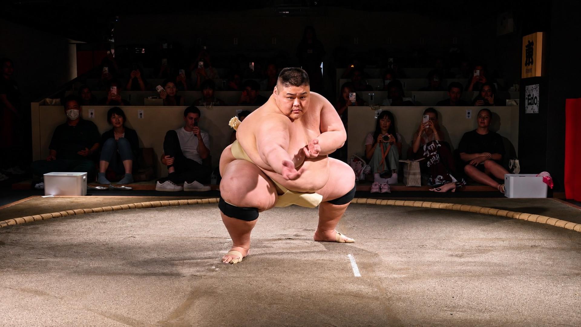 Tokyo: Shibuya Sumo Show with Drink and Photo - Thumbnail 5