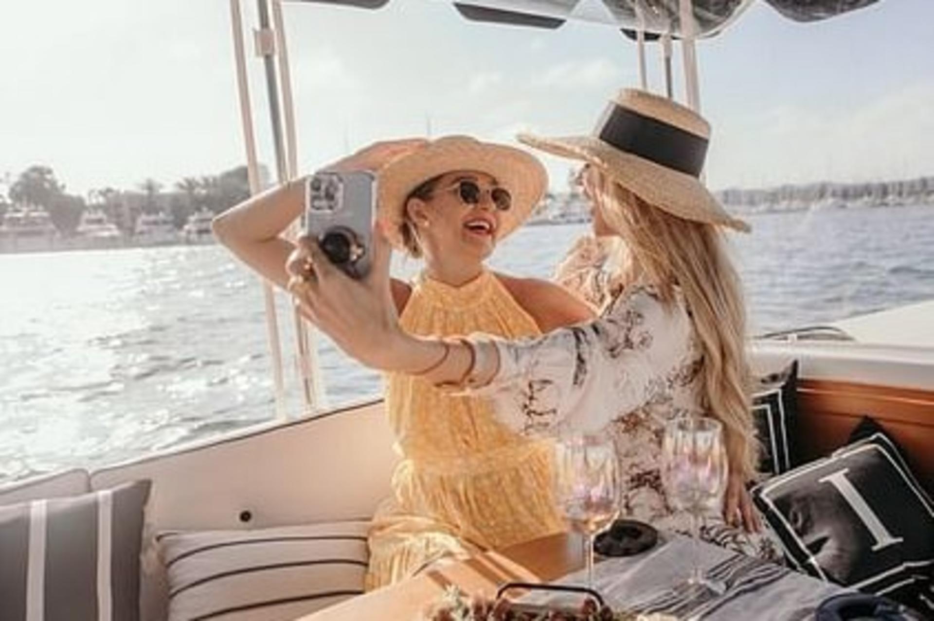 Los Angeles Luxury Cruise Experience with Wine, Cheese & Sea Lions - Thumbnail 4