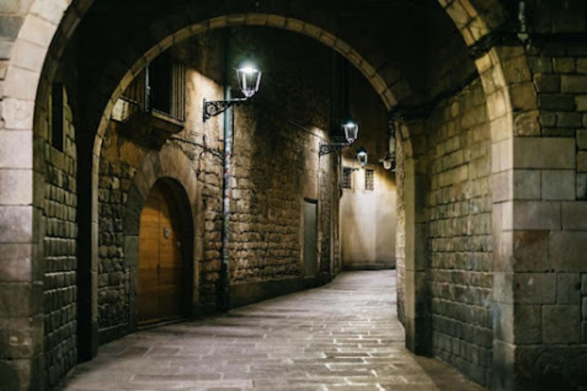 Ghosts and legends walking tour in Barcelona - Thumbnail 7