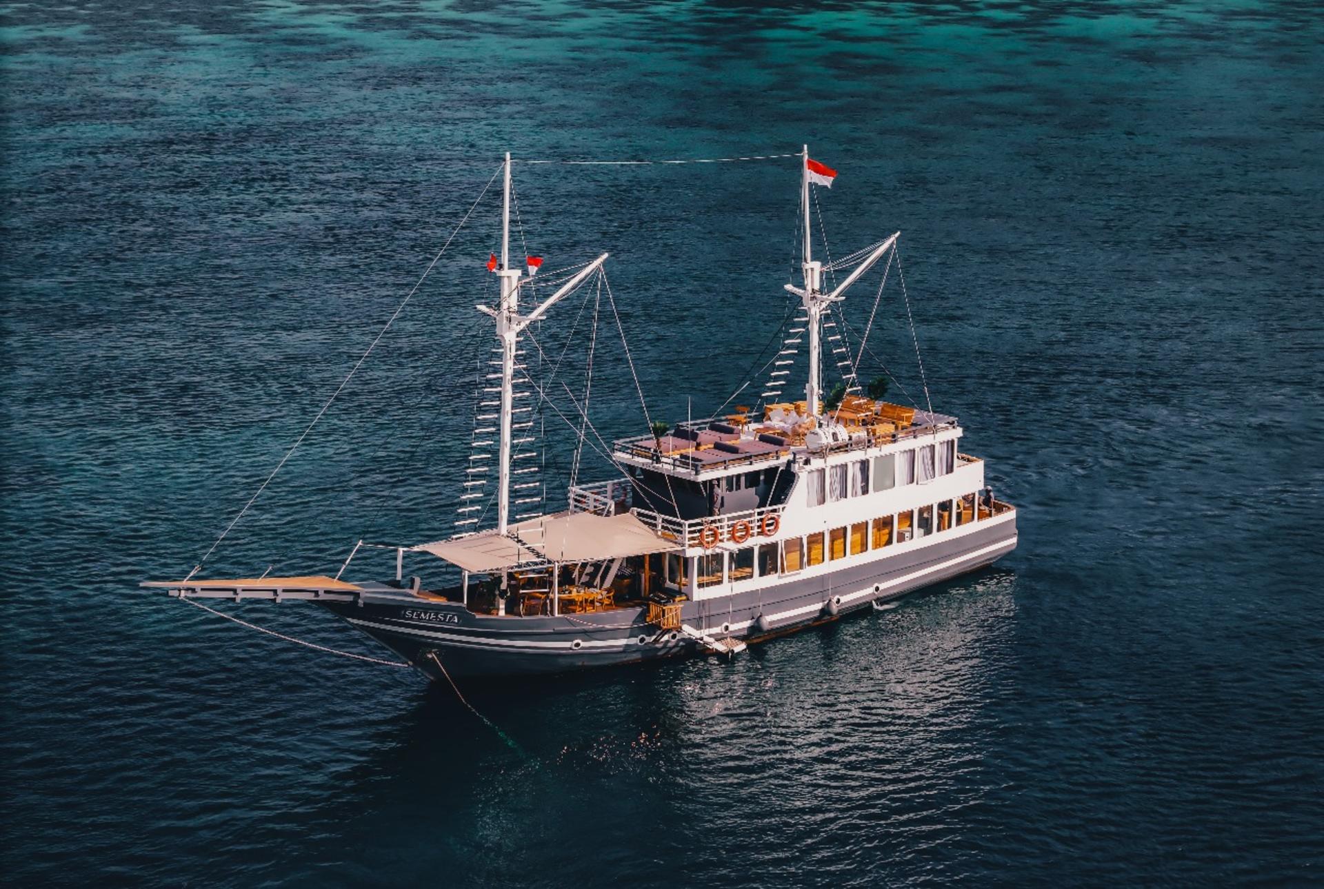 [Luxury Phinisi] 3D2N Sailing Liveaboard from Labuan Bajo - Thumbnail 6
