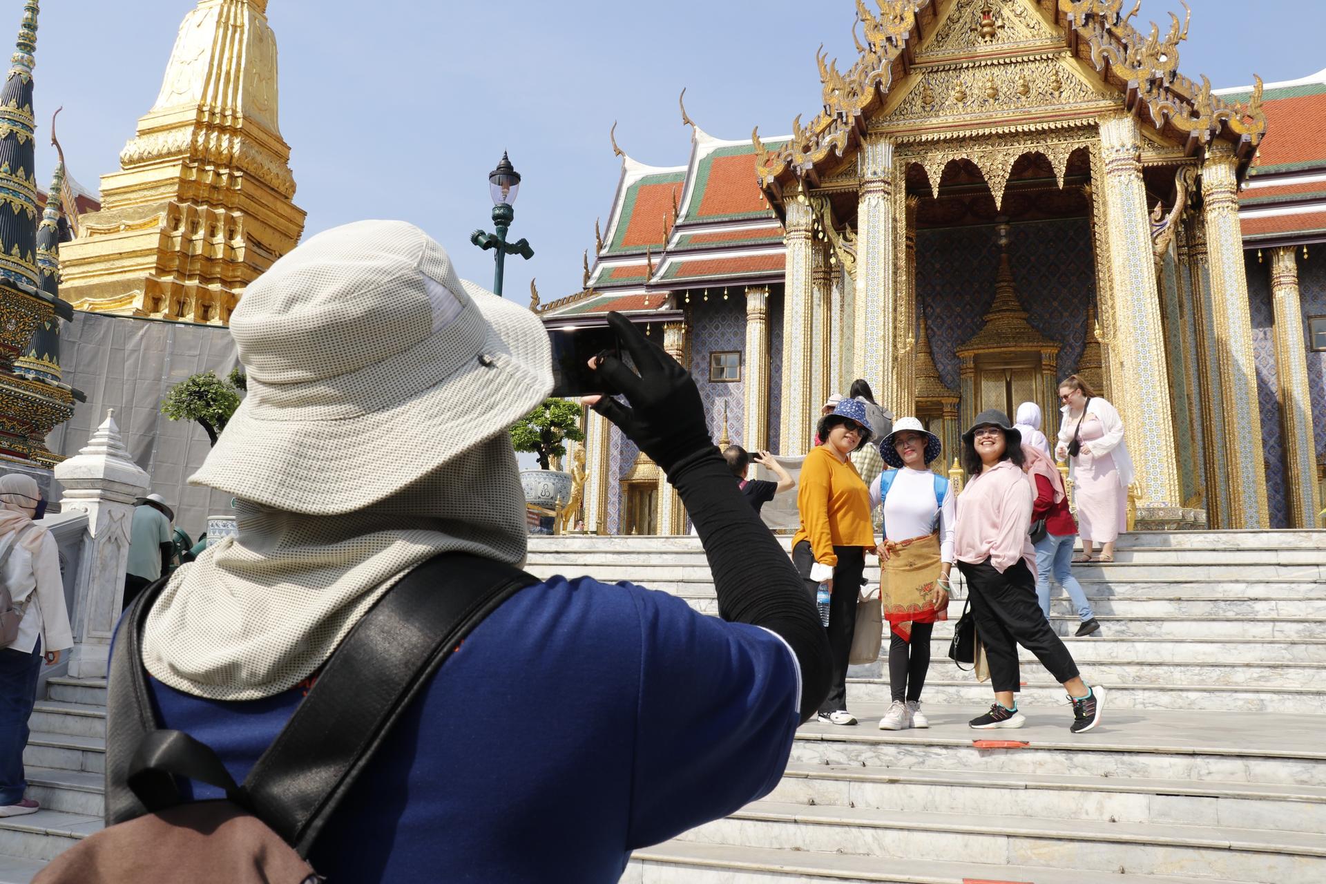 Grand Palace, Pak Klong Talad, Wat Arun, Sunset Rooftop Private Tour - Thumbnail 10