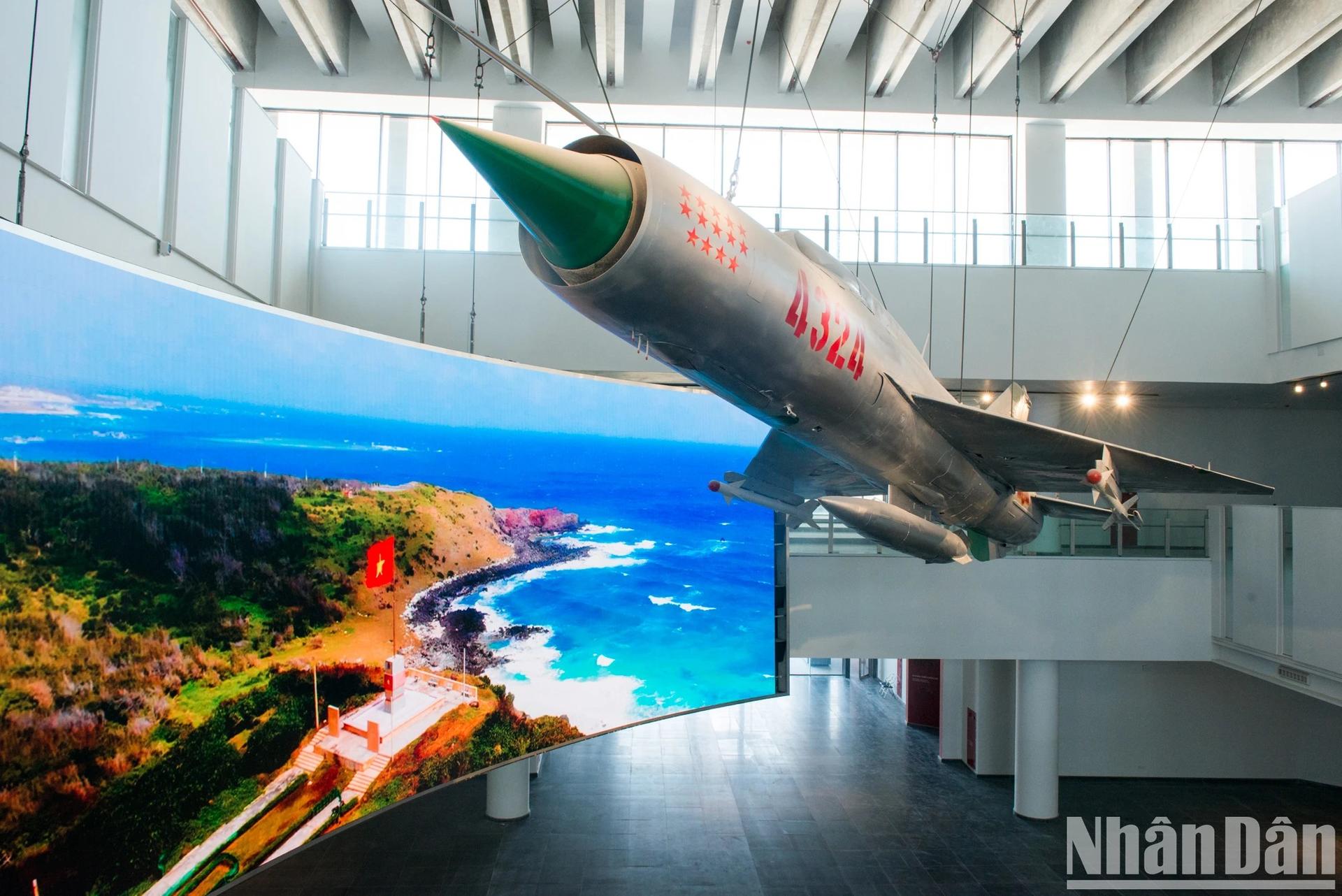 Half-day Hanoi tour: Military History Museum & Historical Highlight - Thumbnail 2