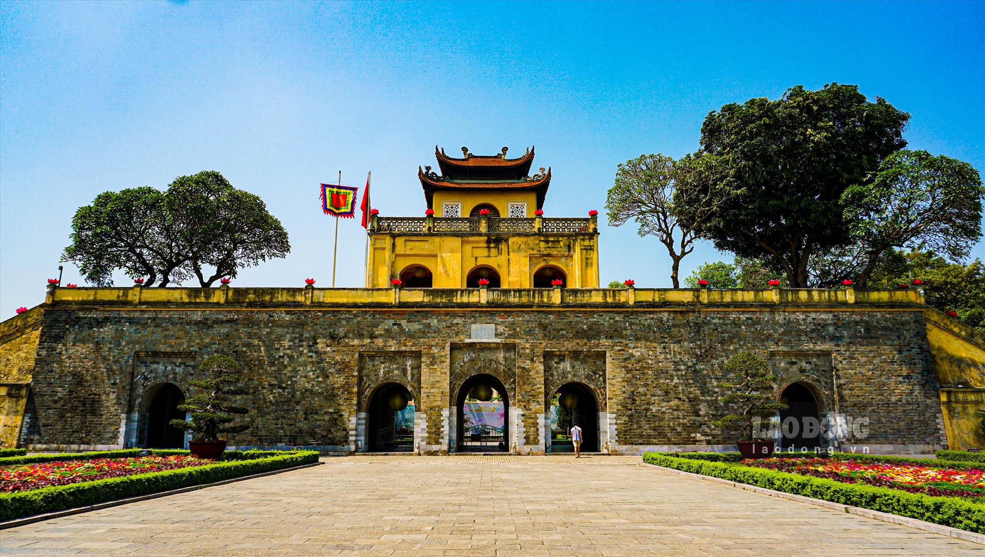 Hanoi Sunset Highlights Tour with Ao Dai Costume & Water Puppet Show - Thumbnail 3