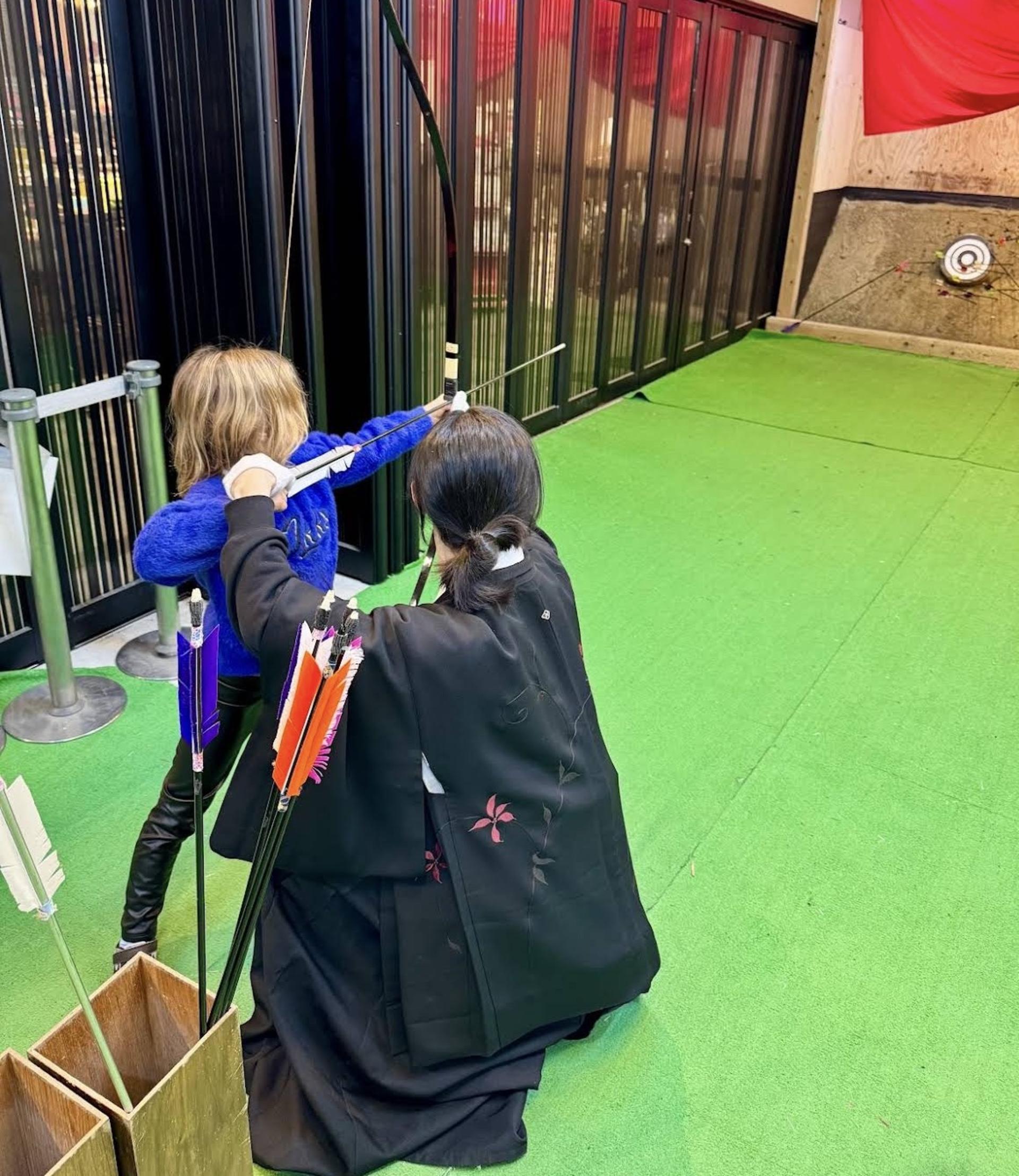 [English Guided Tour] Kyoto Gion Samurai Archery Experience (Cultural Explanation & Live Shooting Practice & Fun Competition & Souvenir Photo) - Thumbnail 3