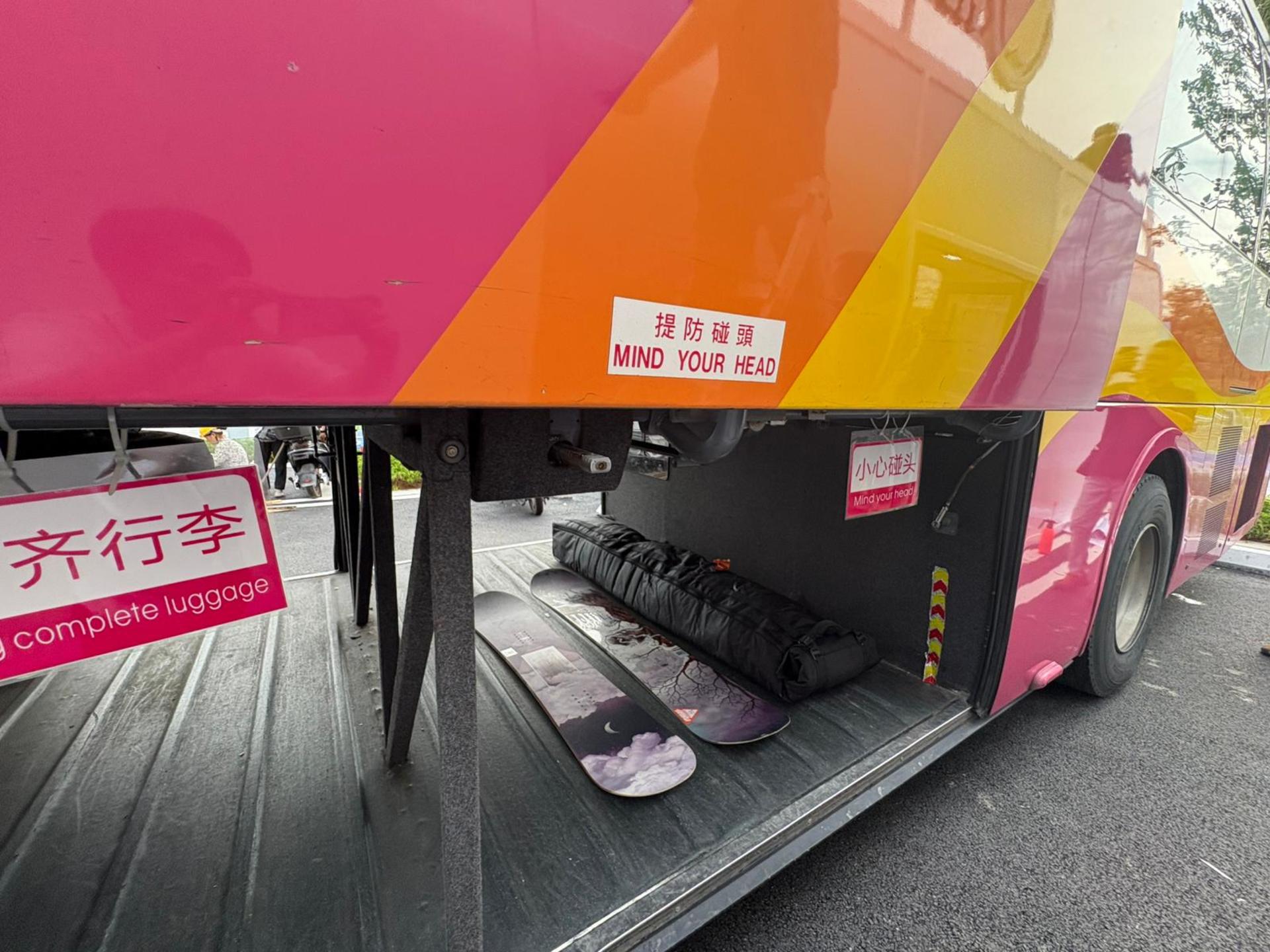Direct bus between Hong Kong and Shenzhen Huafa Snow BONSKI - Thumbnail 9