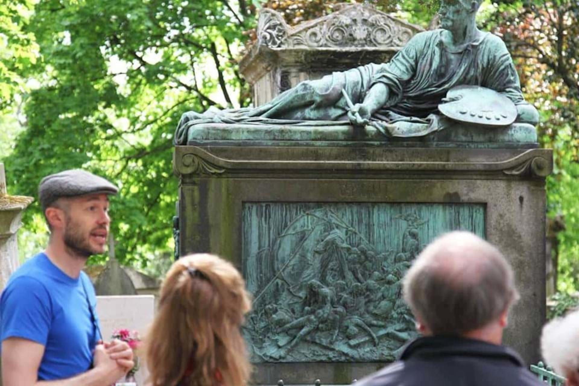 Pere Lachaise Cemetery Guided Tour in Paris - Thumbnail 3