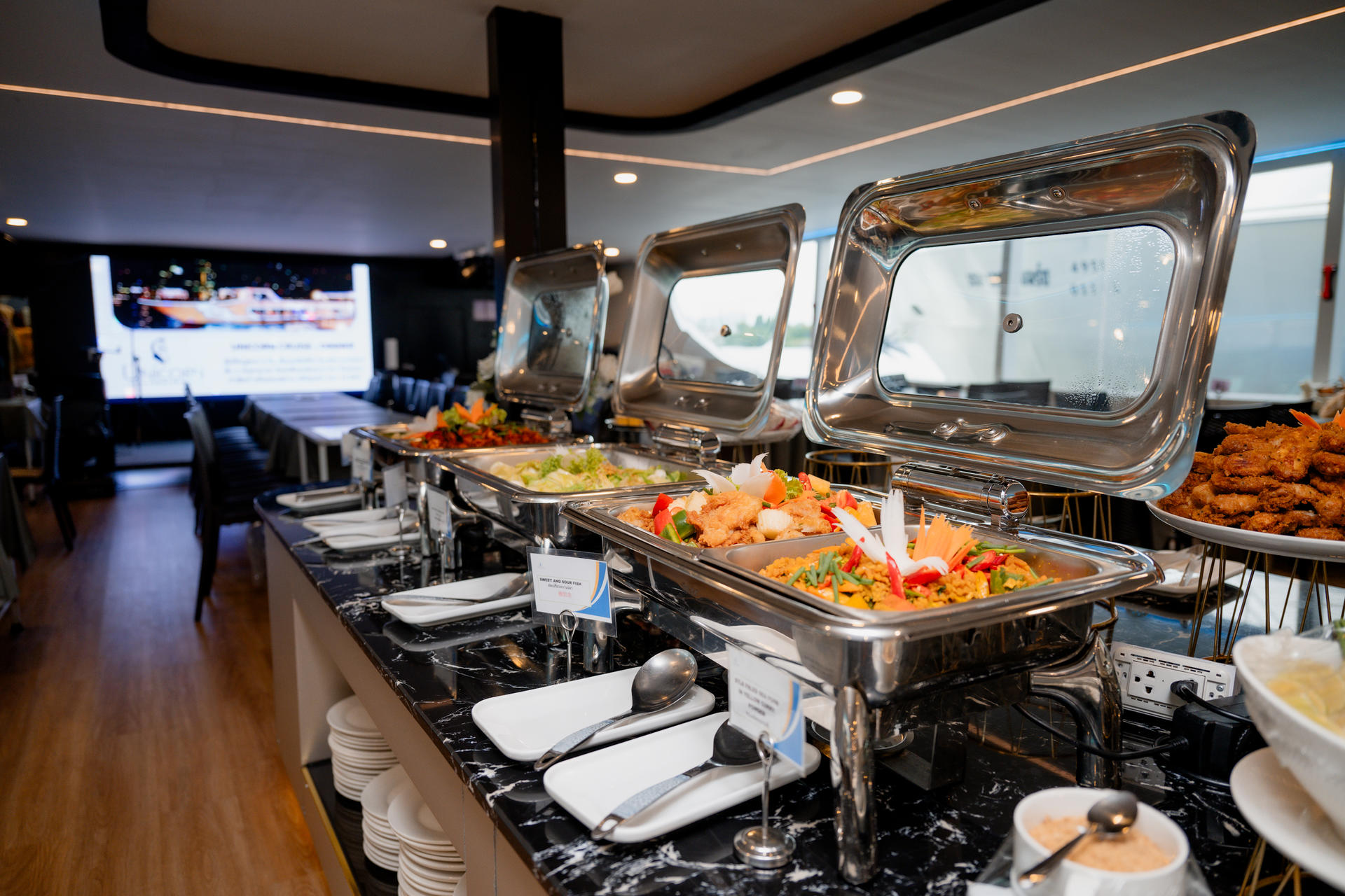 Unicorn Dinner Cruise in Bangkok - Thumbnail 7