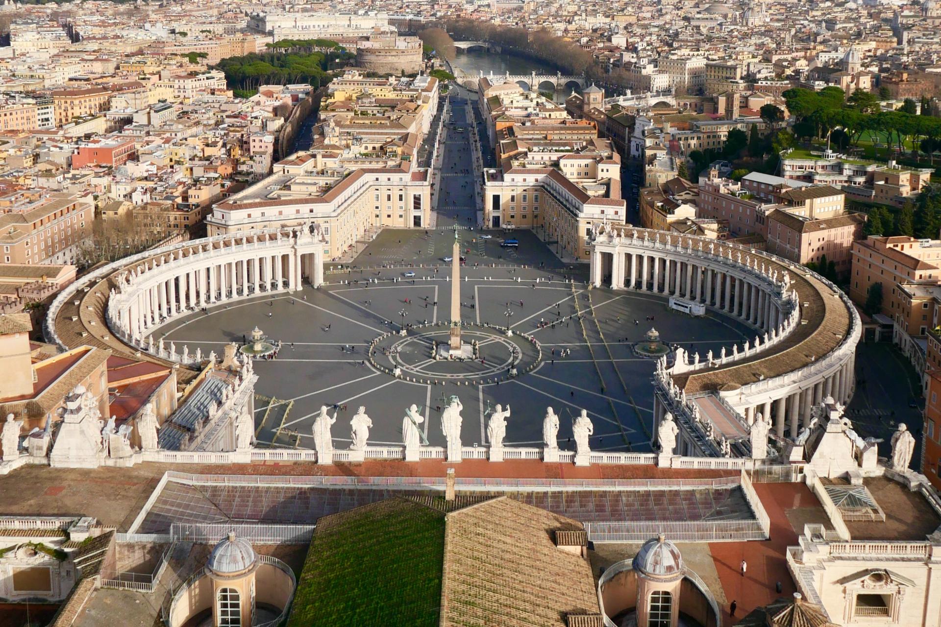 St. Peter's Basilica tour from the top to the underground in Rome