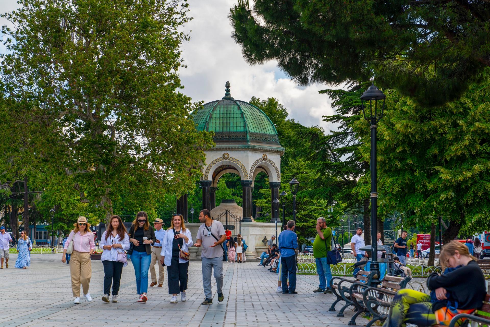 Blue Mosque, Hagia Sophia & Topkapi Palace Guided Tour w/Lunch  - Thumbnail 4