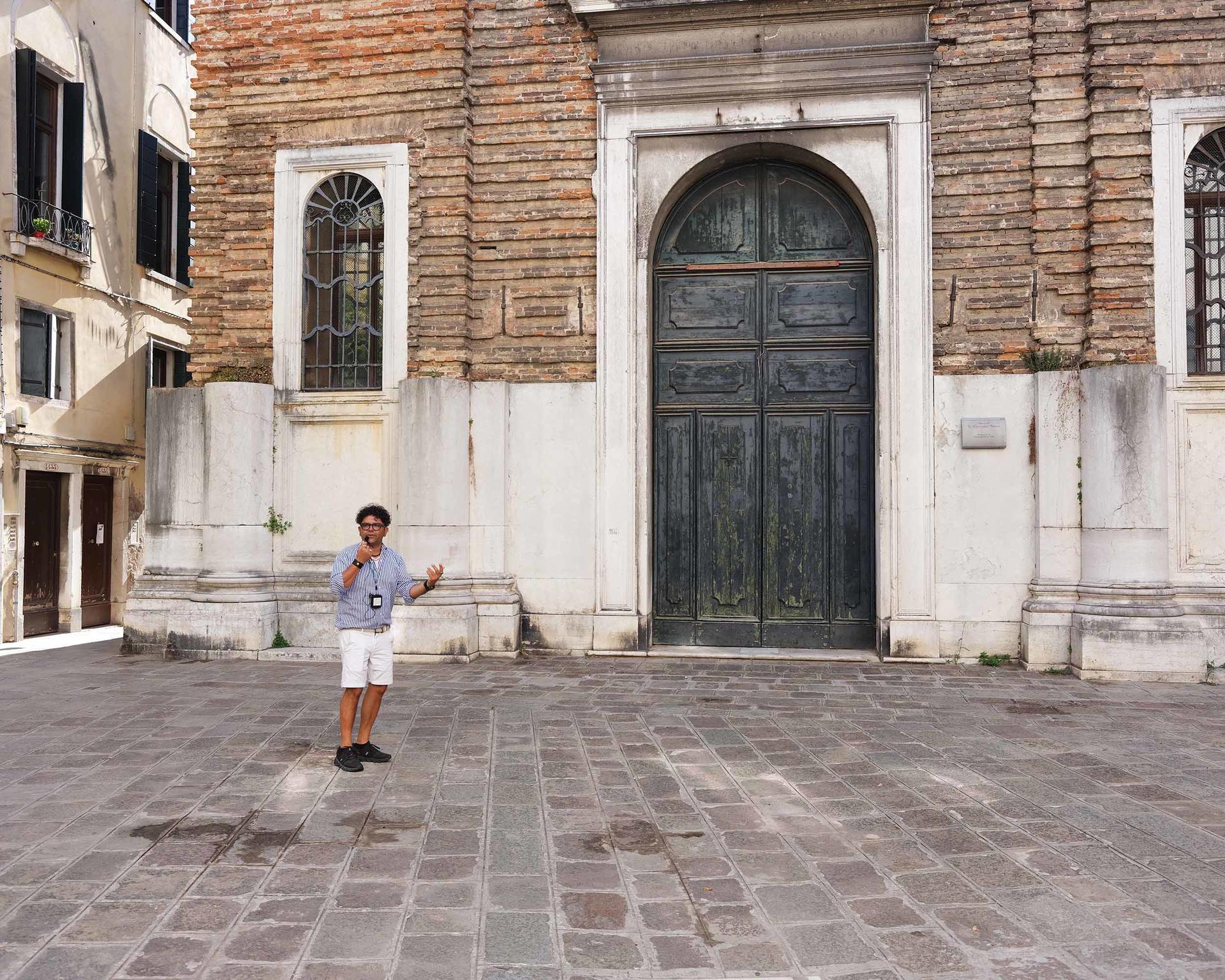 Grand Canal Gondola Ride and Walking Tour in Venice - Thumbnail 4