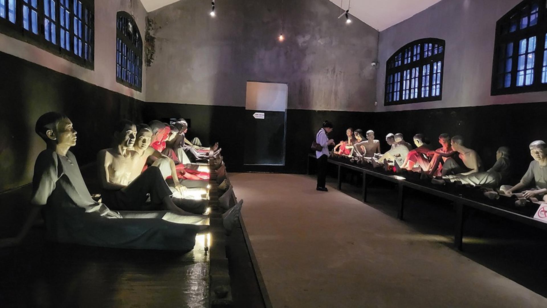 Military History Museum and Hoa Lo Prison Half day Tour - Thumbnail 6