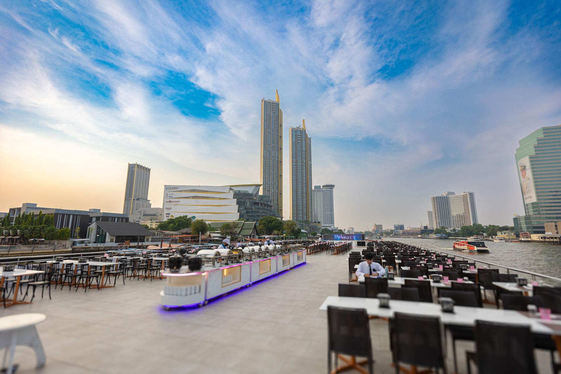 The Luxury White Dinner Cruise in Bangkok - Thumbnail 16