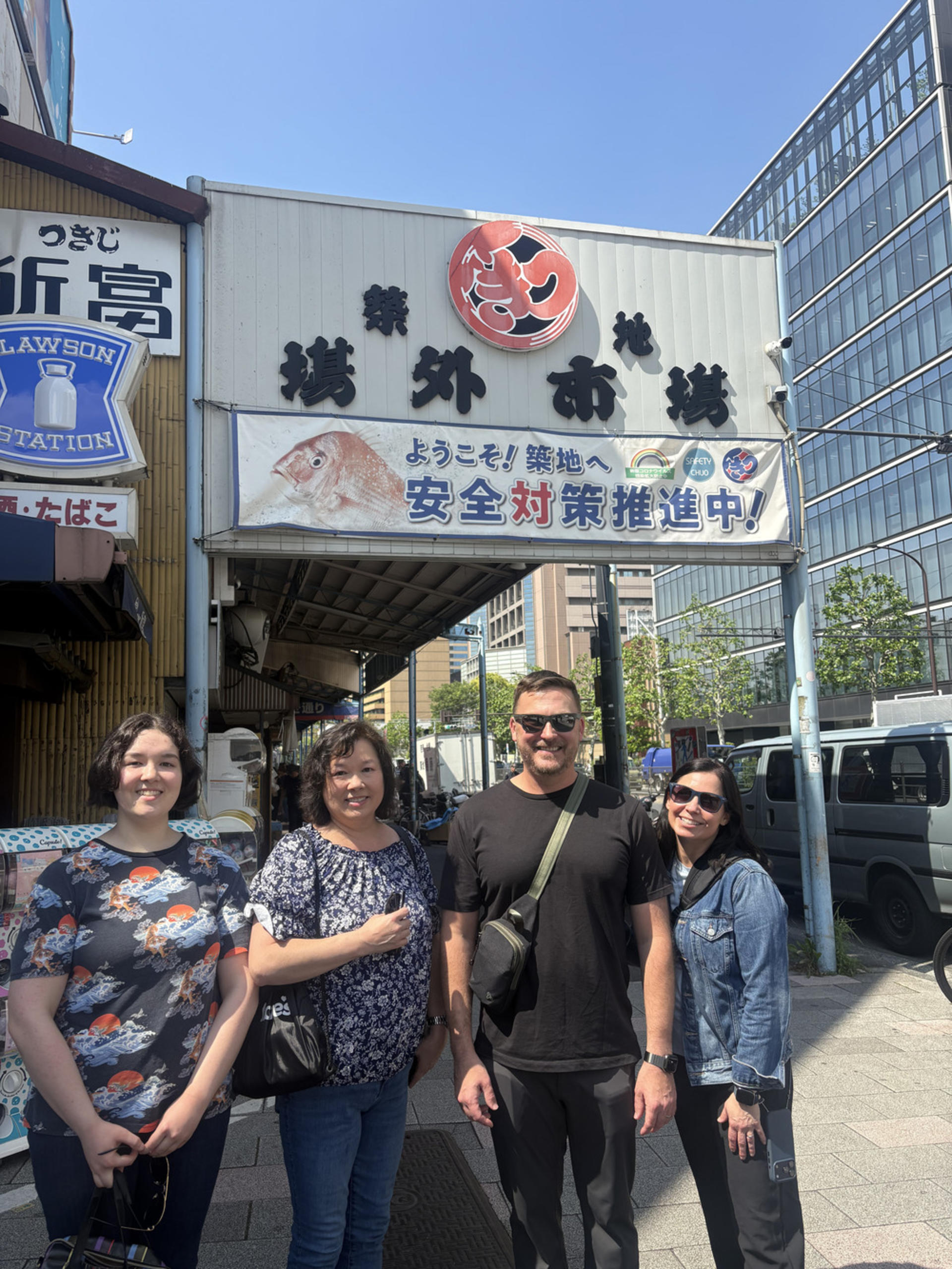 Tsukiji Outer Fish Market Tour and Rolled Sushi Class in Tokyo - Thumbnail 3