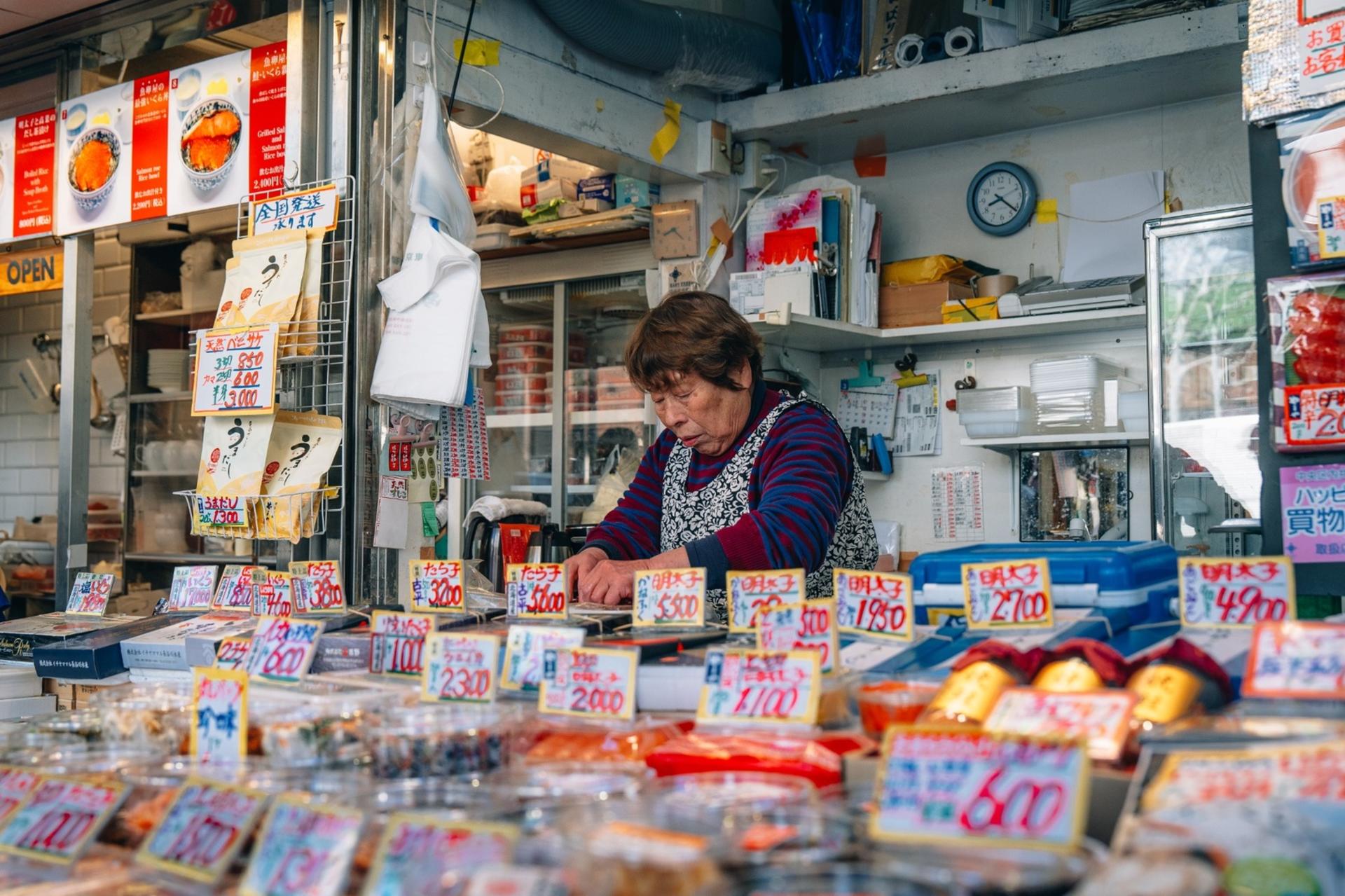 Tokyo Early Morning Tour Asakusa Meiji Shrine and Tsukiji Market - Thumbnail 9