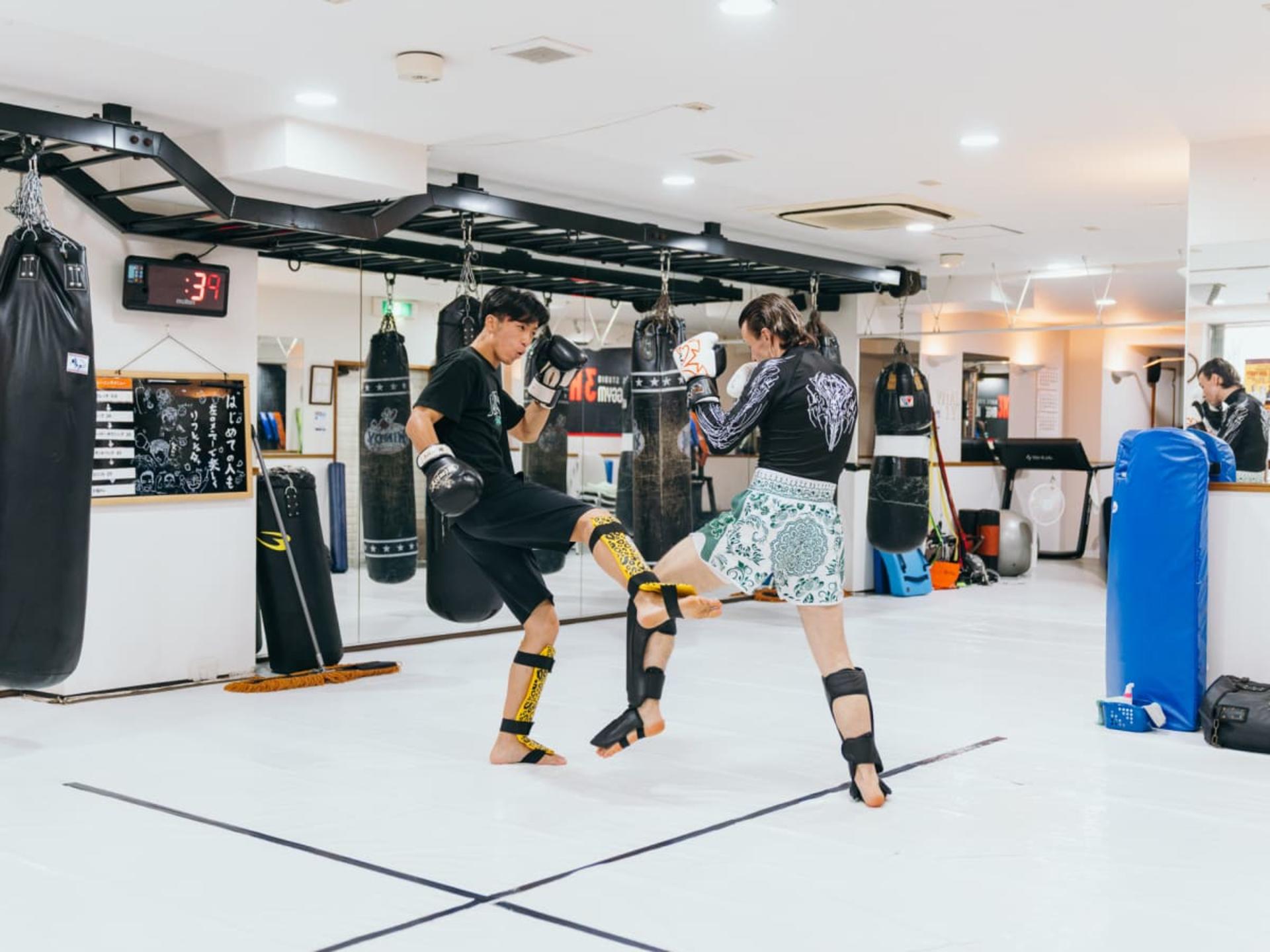 [Experience Tours Osaka]: Kickboxing with Pro Fighters - Thumbnail 15