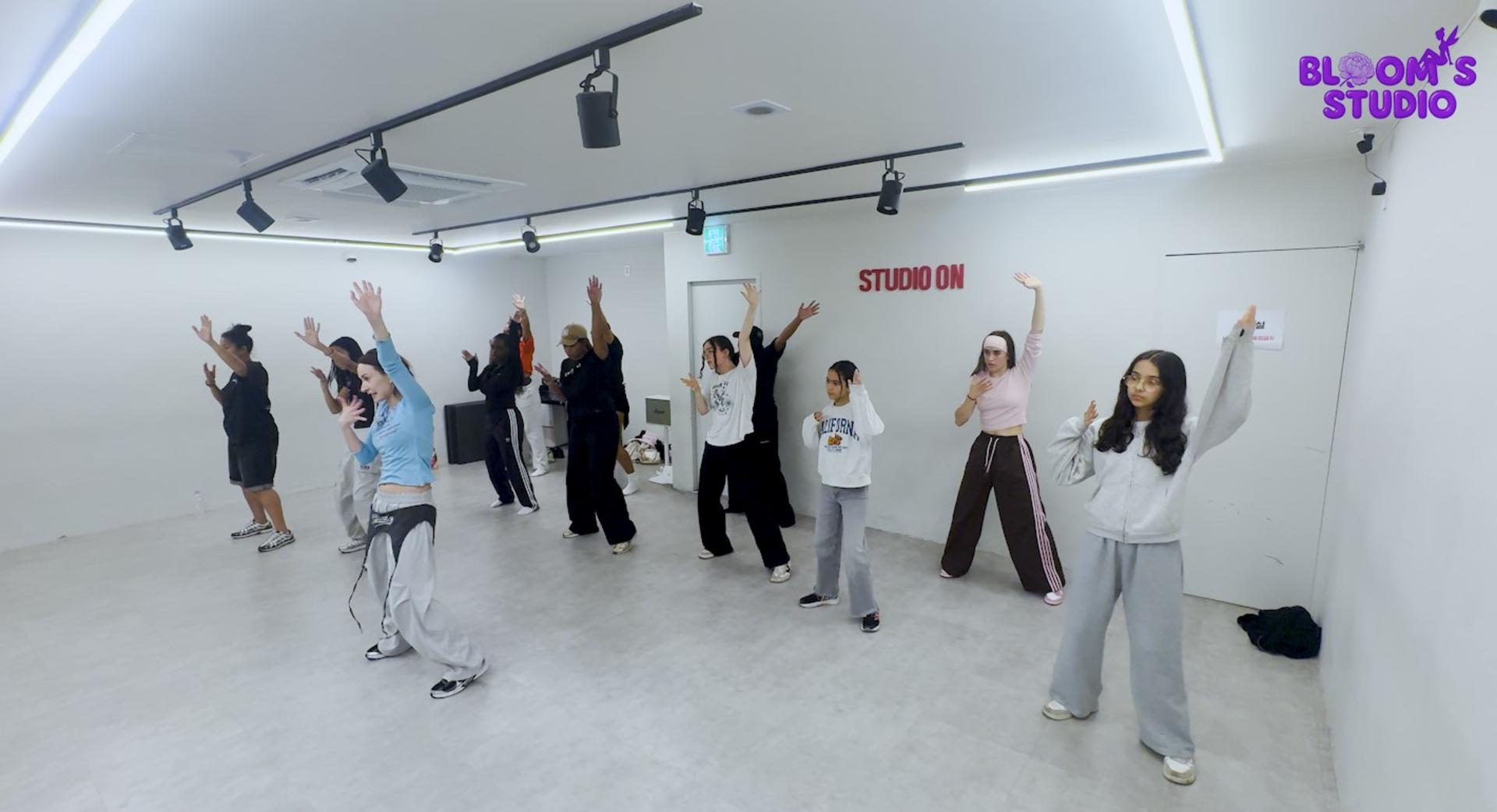 Seoul: K-Pop Dance Class near Lotte World/Tower +(Video Included) - Thumbnail 4