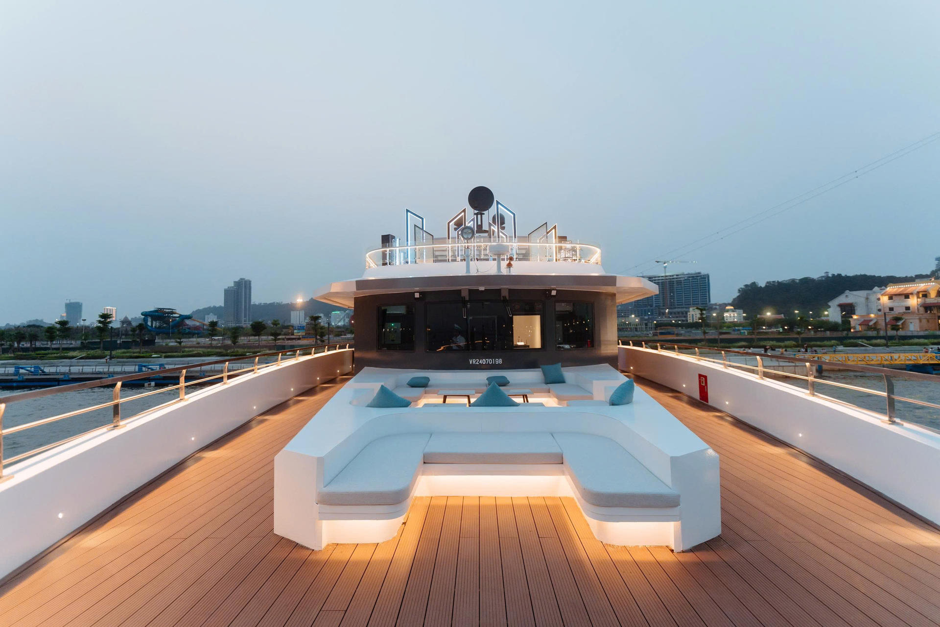 Saquila Yatch Day Cruise: Ha Long Bay, Sung Sot, Ti Top - Thumbnail 3