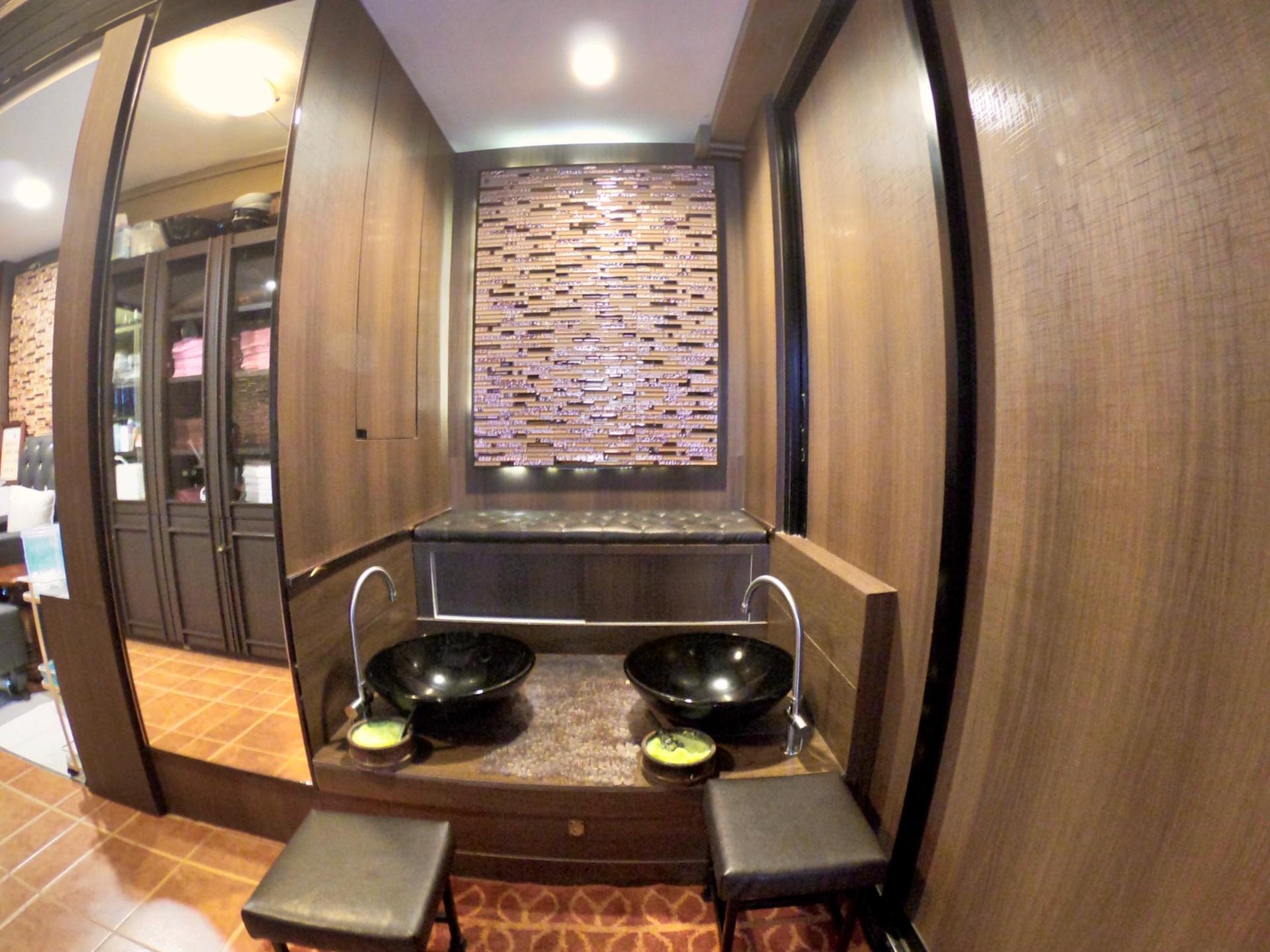 Lek Massage at Sukhumvit 22 Experience in Bangkok - Thumbnail 2