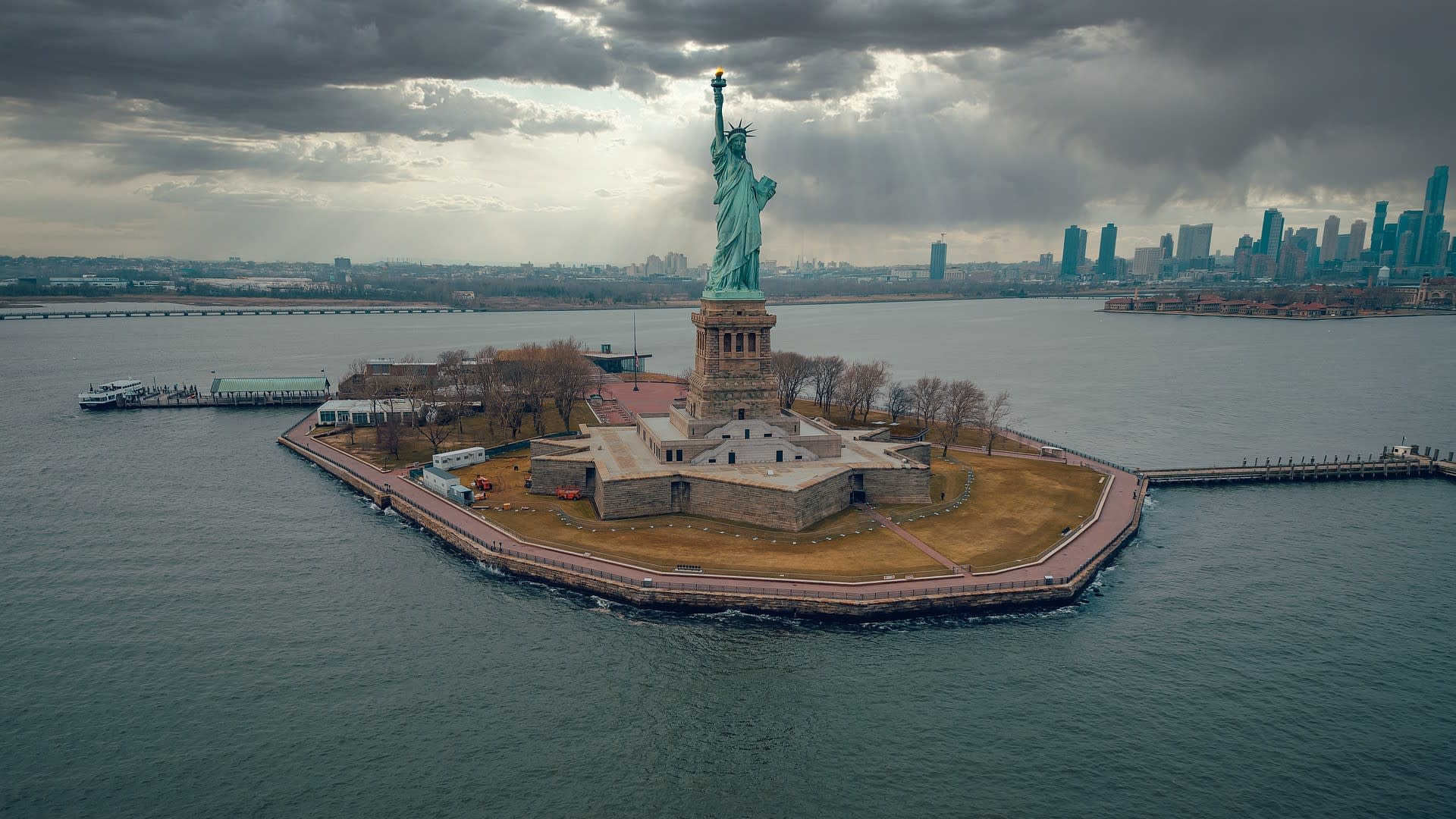 Statue of Liberty and Ground Zero tour in New York - Thumbnail 13
