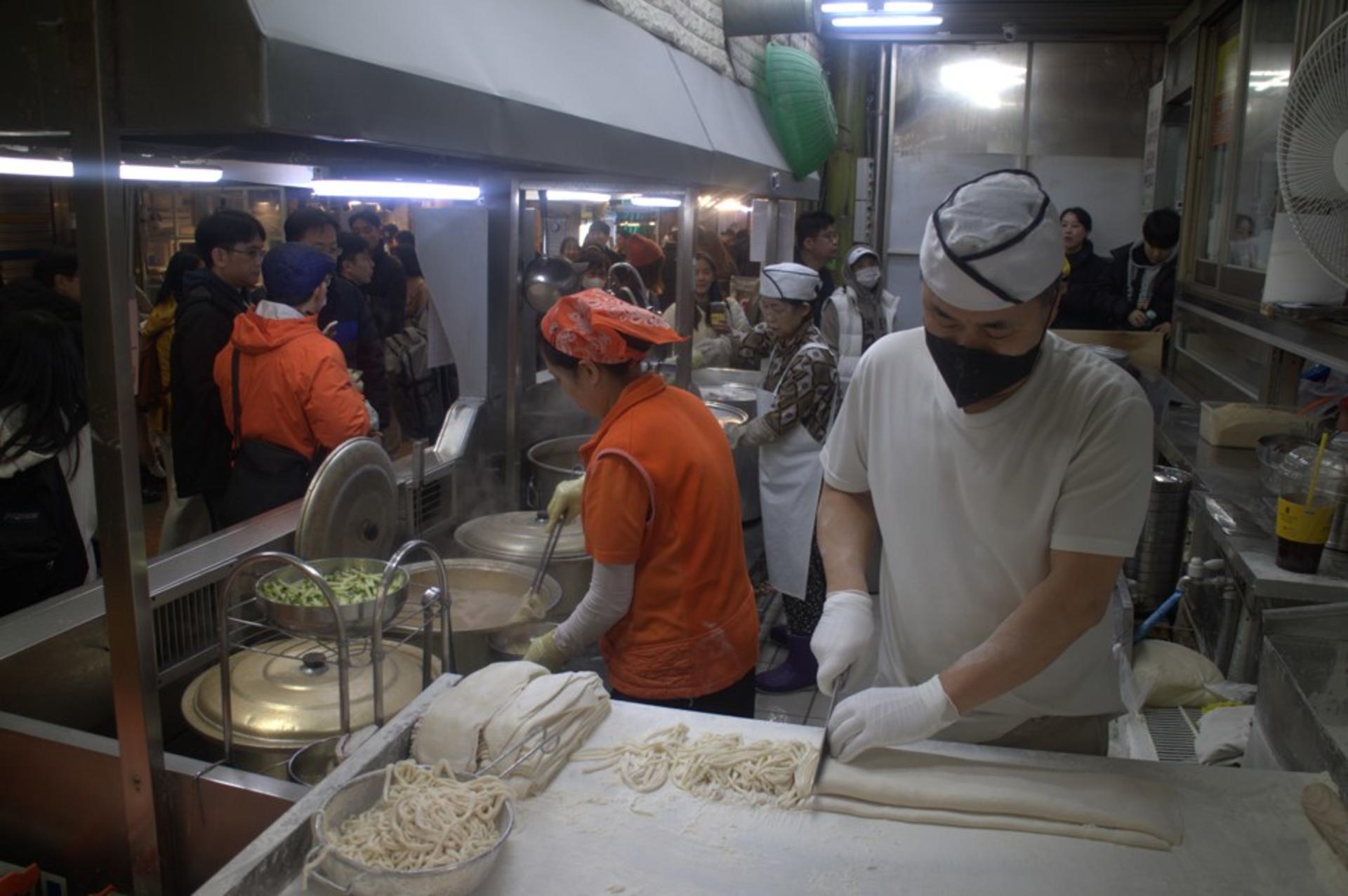 Cooking Class in Mangwon Market with a Trained Michelin-Starred Chef - Thumbnail 5