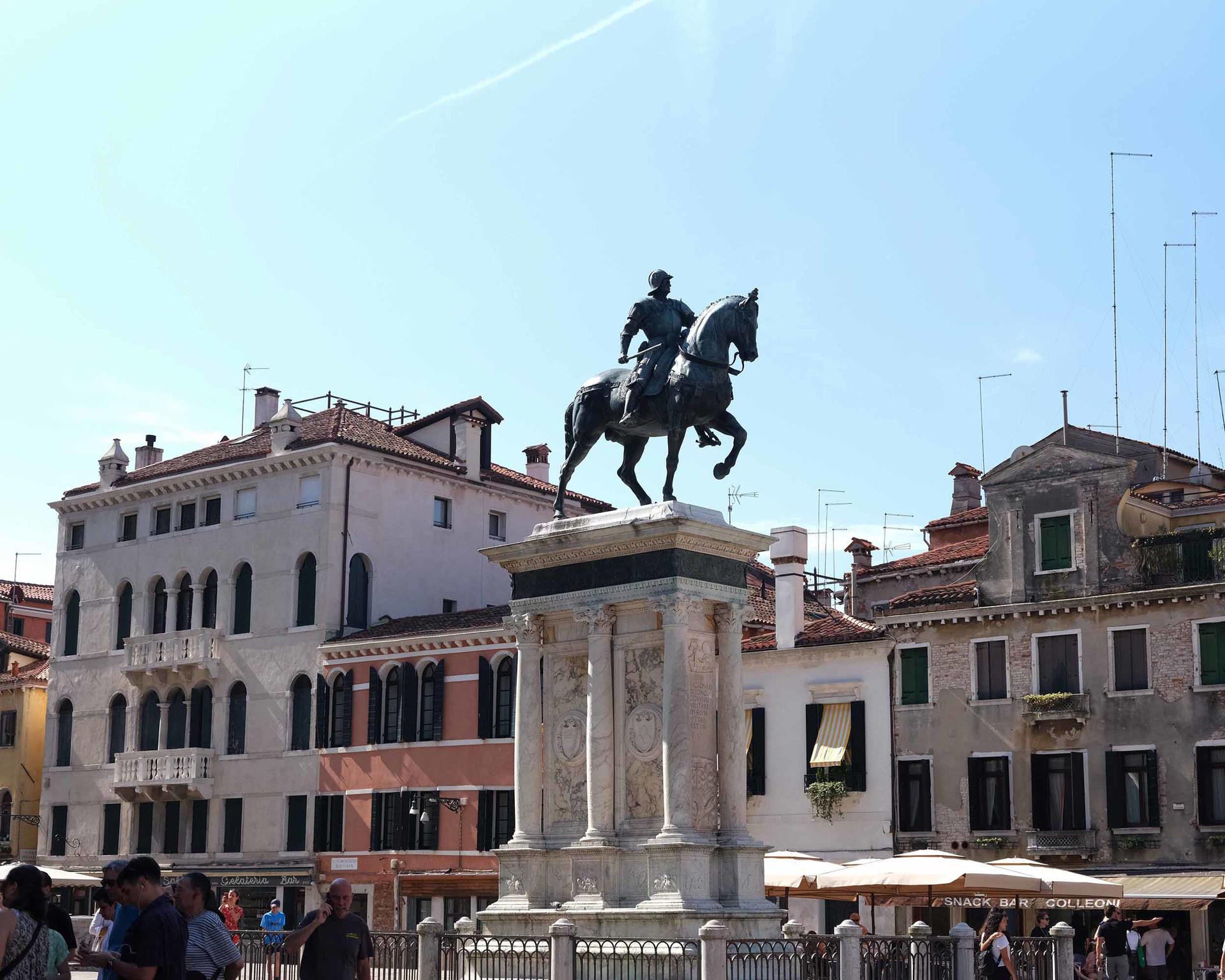 Grand Canal Gondola Ride and Walking Tour in Venice - Thumbnail 2