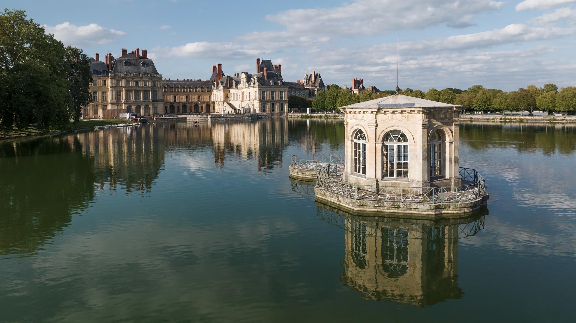 Castles of Fontainebleau and Vaux-le-Vicomte Day Trip from Paris - Thumbnail 2