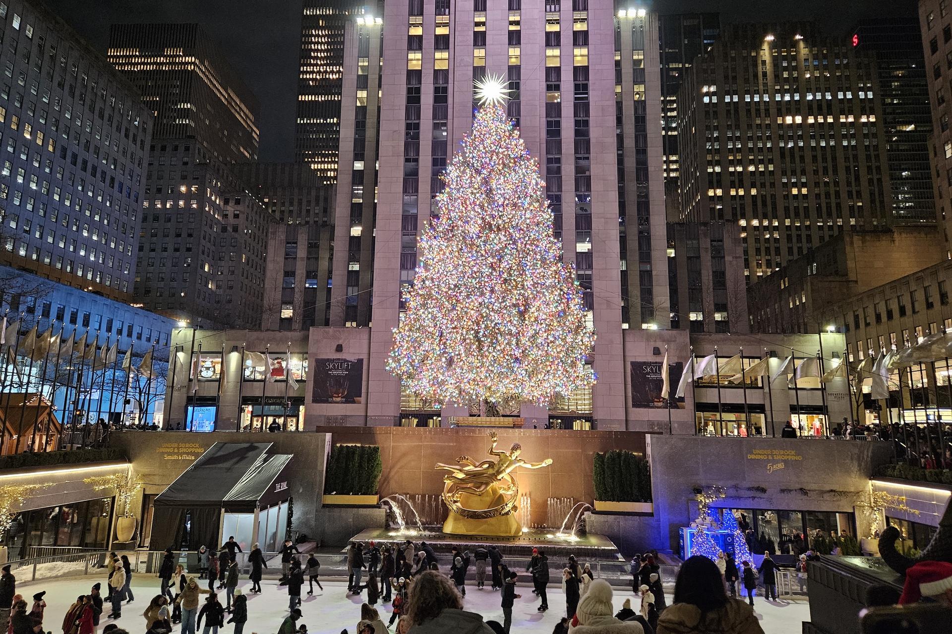 NYC: Holiday Walking Tour 5th Ave, Rockefeller Tree and Xmas Village - Thumbnail 7