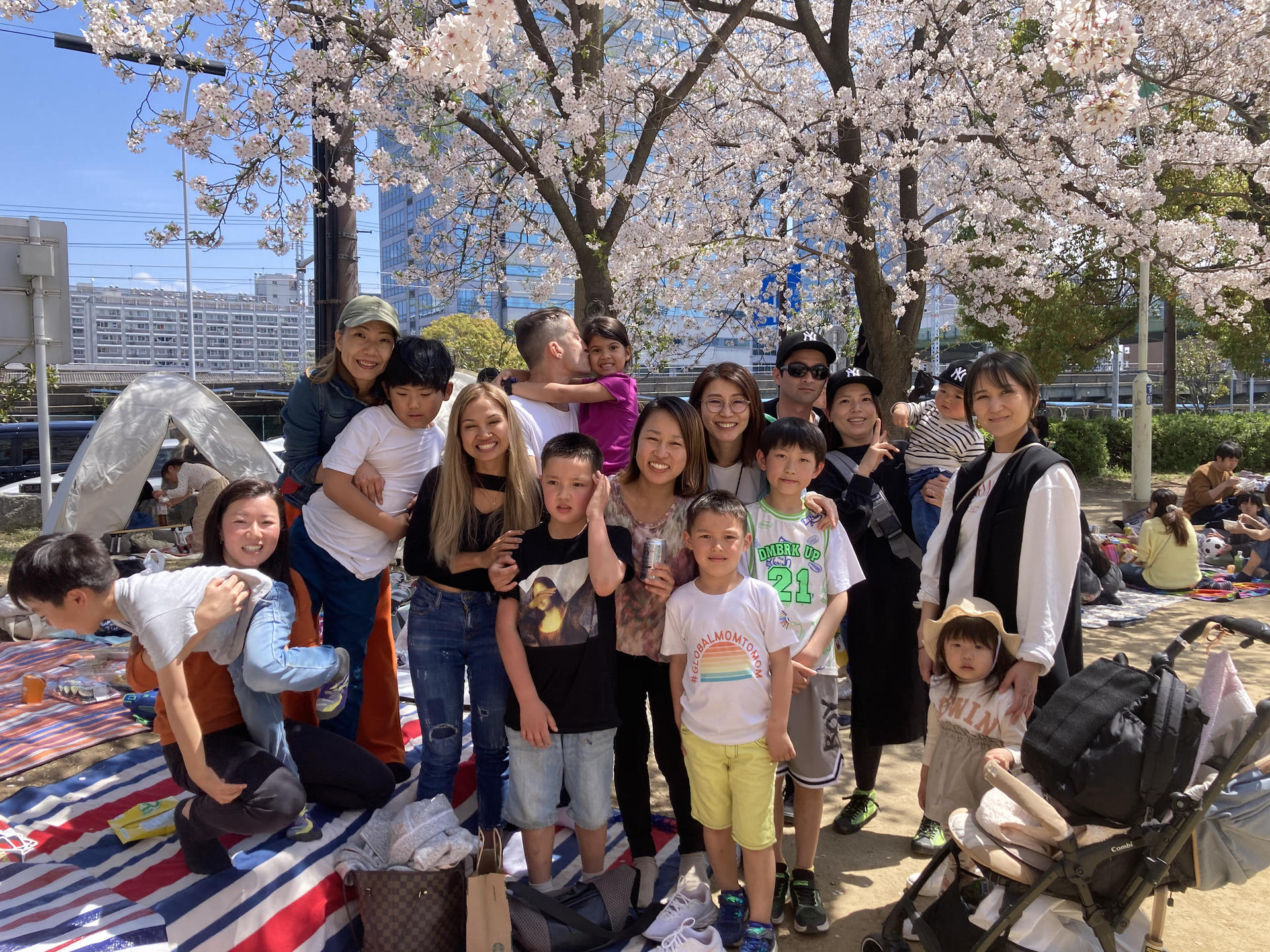 Picnic with Local Families at Yoyogi Park - Image 1