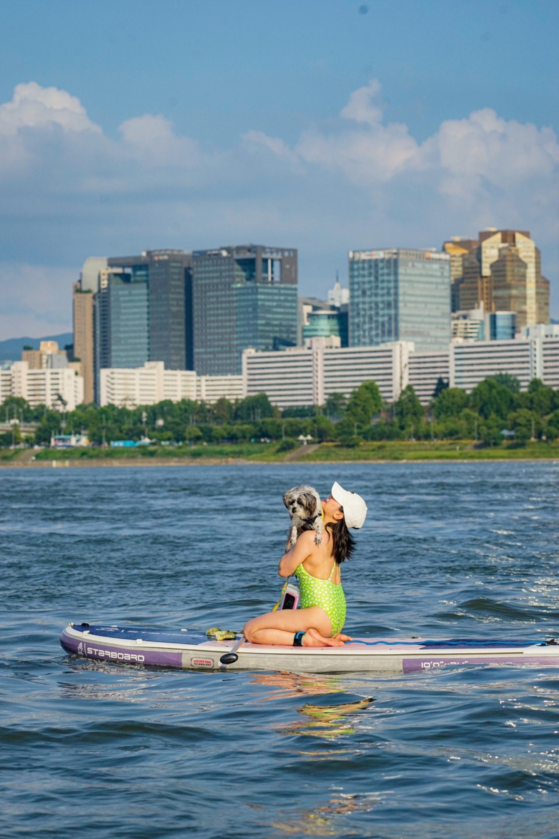 Kayak & Paddleboard Adventure on the Han River in Seoul - Thumbnail 2