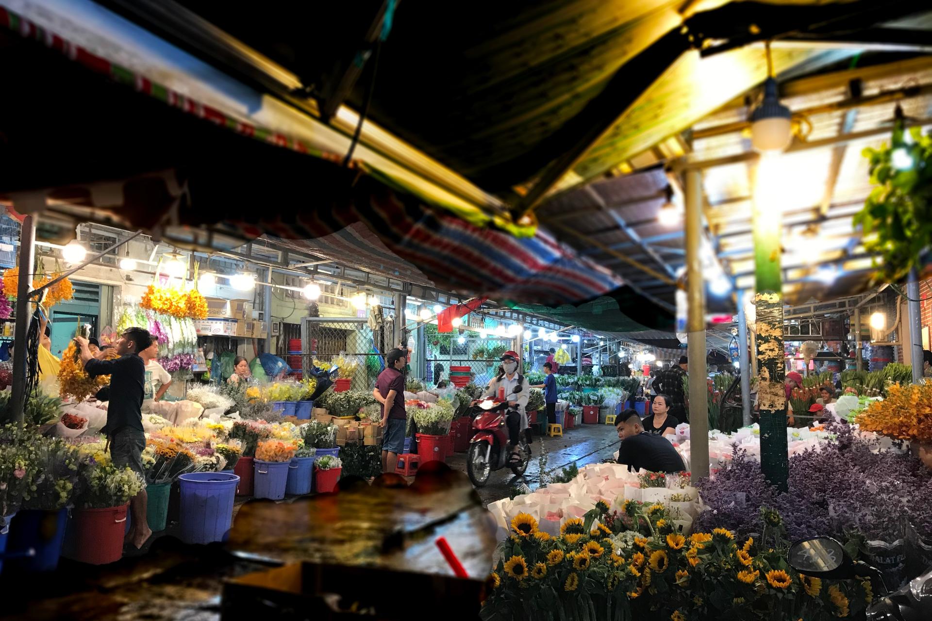 Saigon at Midnight Motorbike Tour - Thumbnail 7