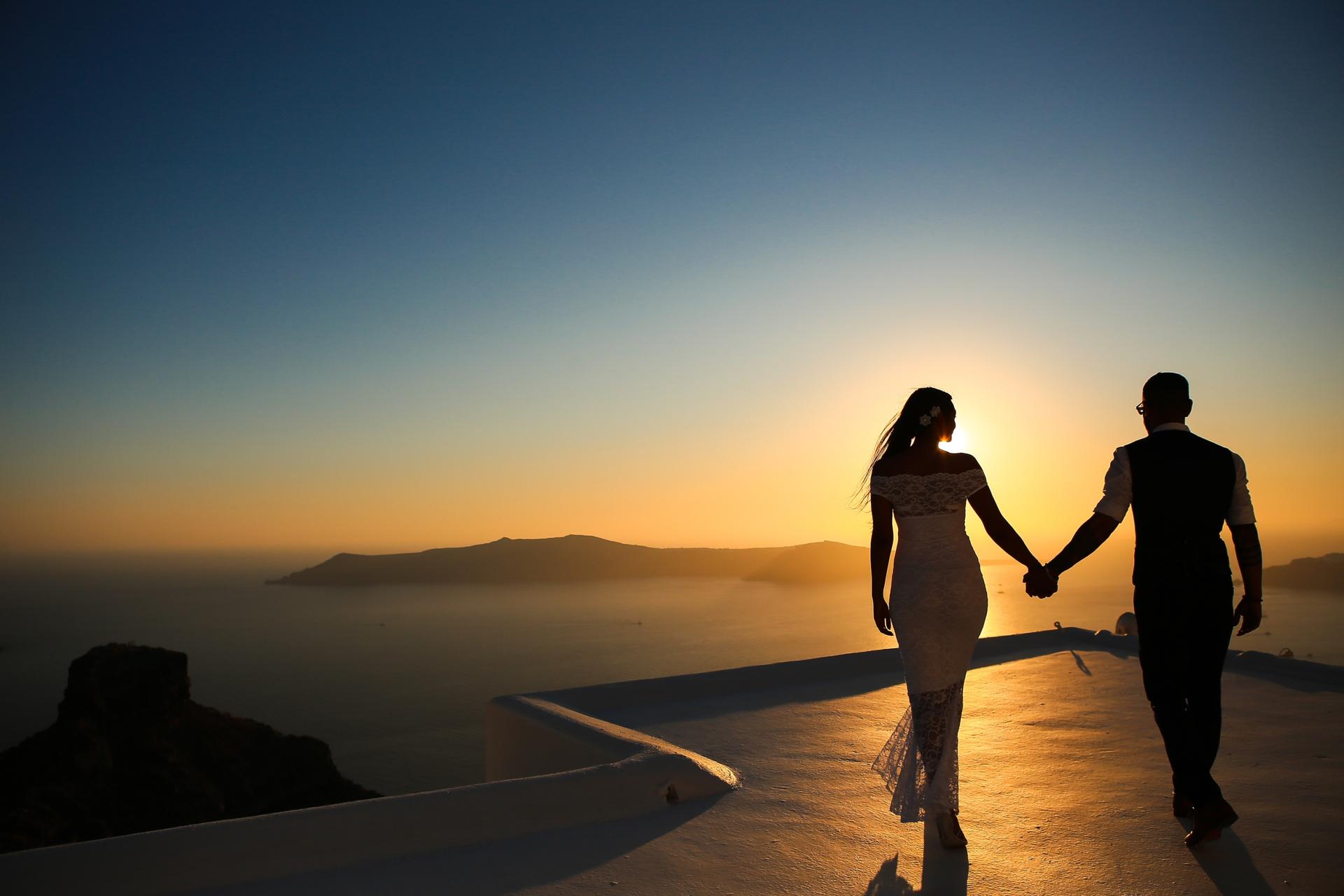 Private Photoshoot with a Vacation Photographer in Santorini - Thumbnail 7