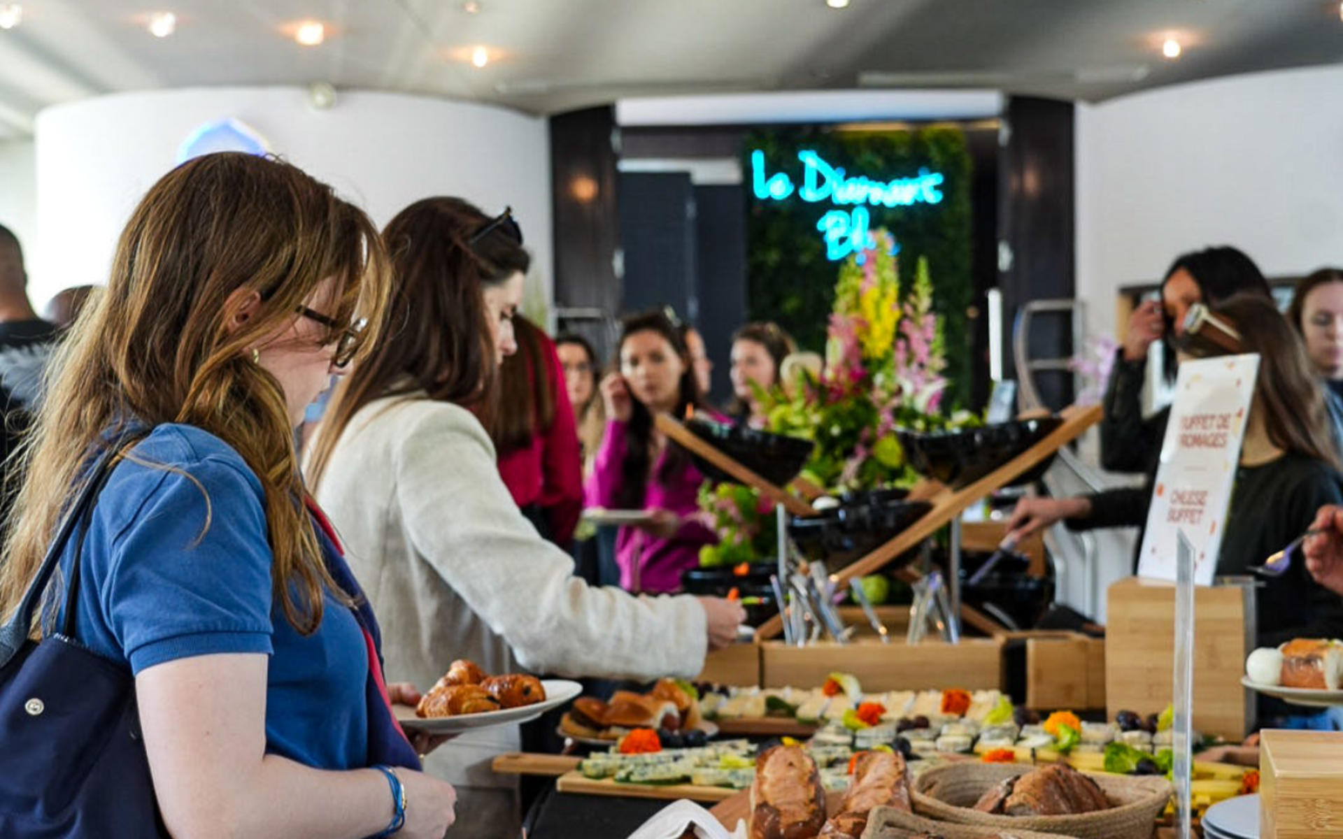 Paris River Seine Cruise Experience with Brunch Buffet - Thumbnail 4