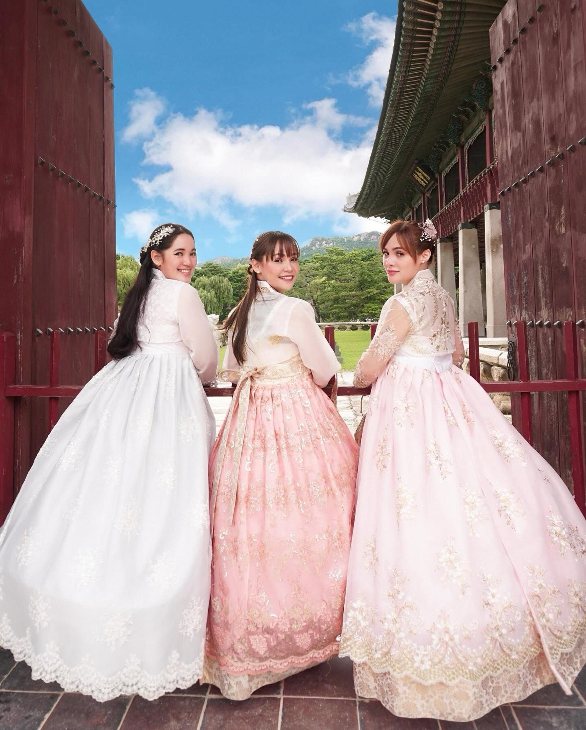 Hanbok Rental with Hairstyling & Accessories at Hanbokgirls - Thumbnail 17
