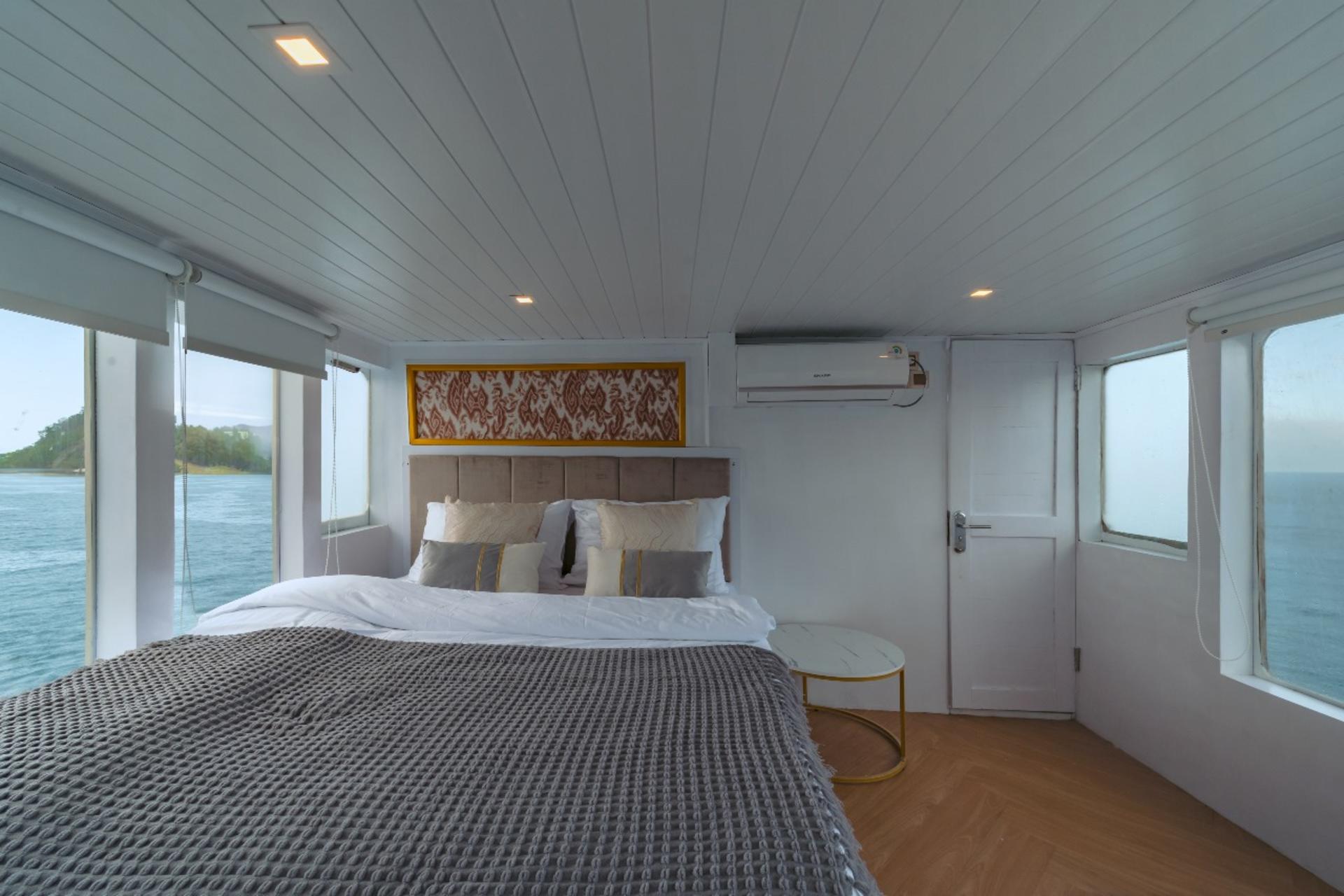 [Deluxe Phinisi] 3D2N Sailing Liveaboard from Labuan Bajo - Thumbnail 15
