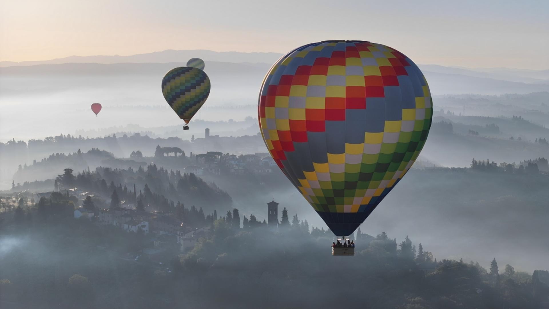 Private hot air balloon flight experience in Val d Orcia - Thumbnail 3
