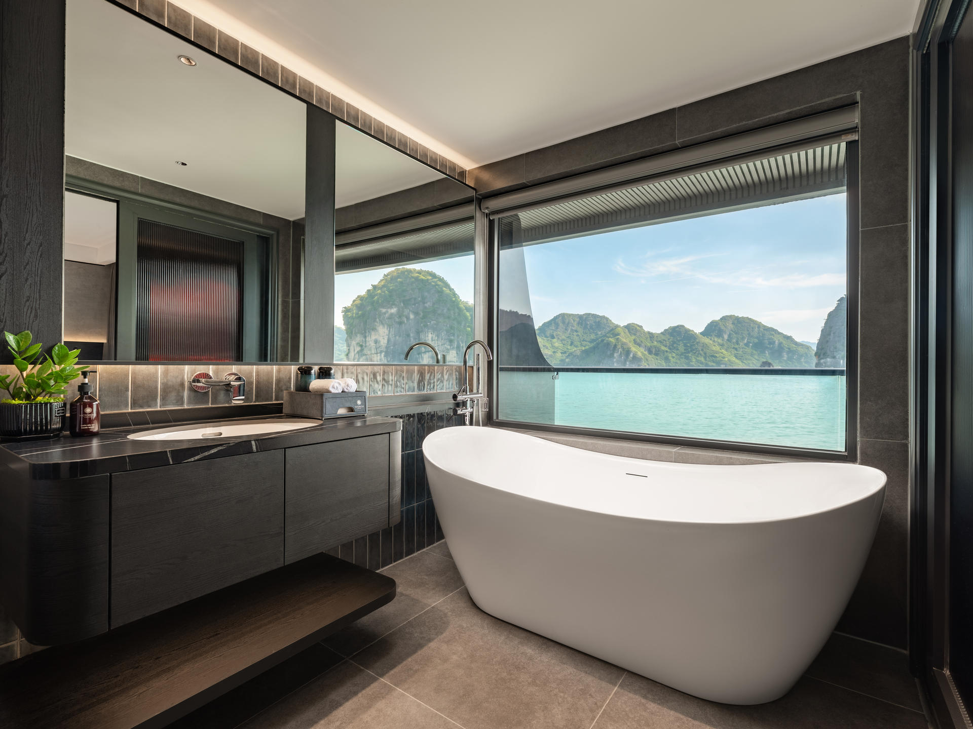 Victorious 2D1N Luxury Cruise: Ha Long Bay with Sung Sot & Ti Top - Thumbnail 11