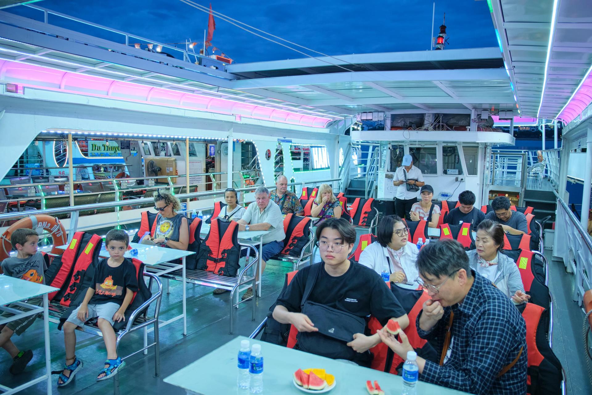 Explore Han River by Night by 7STARS Cruise Da Nang - Thumbnail 9