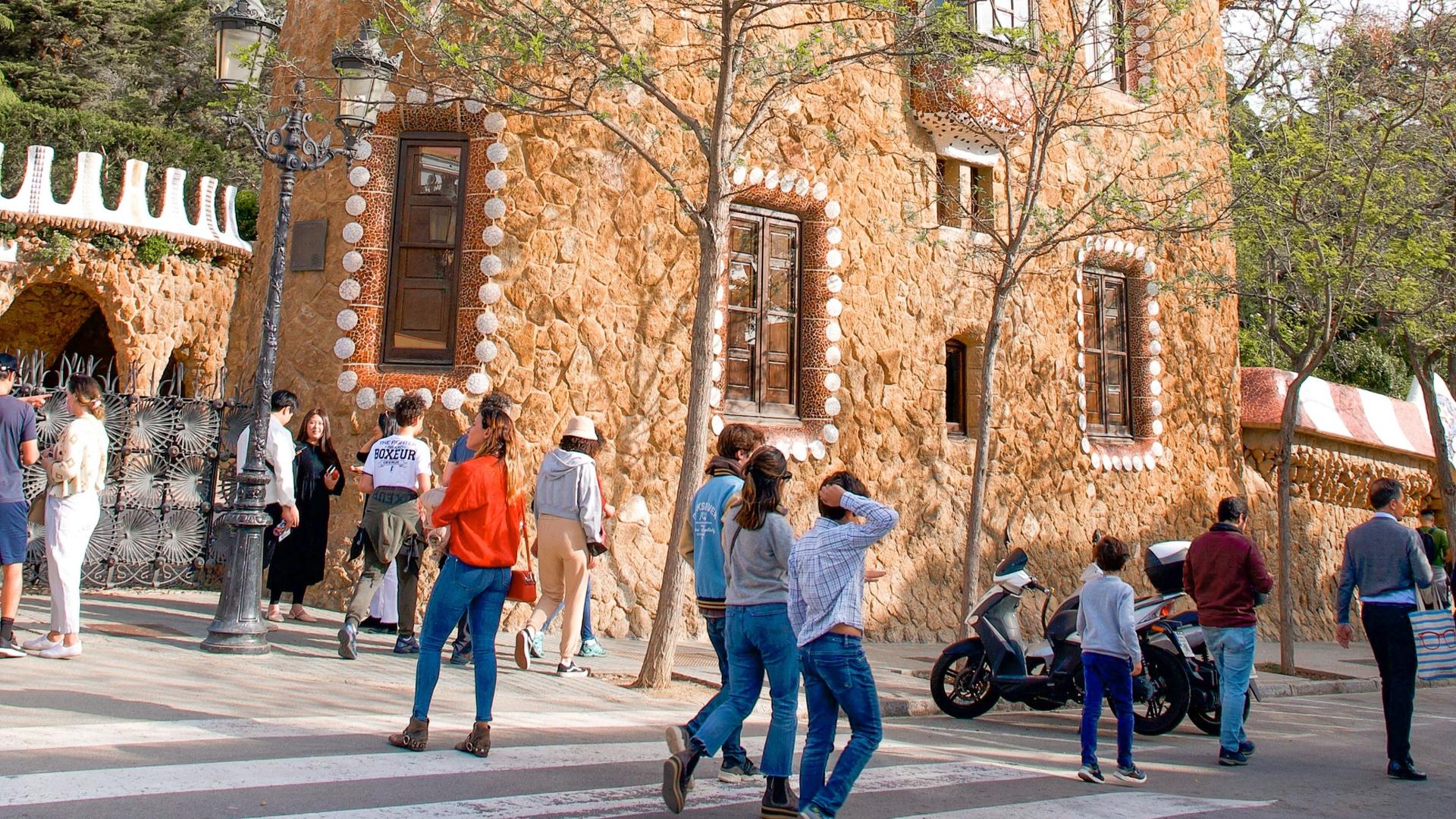Sagrada Familia & Park Guell Small Group Tour with Tickets - Thumbnail 7