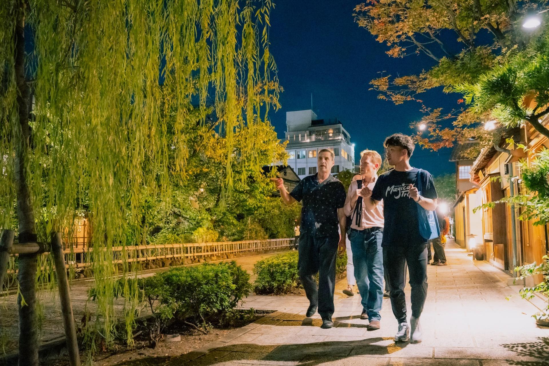 Kyoto Night Pub Crawl: Pontocho & Gion Hidden Alley Bars Tour - Thumbnail 4