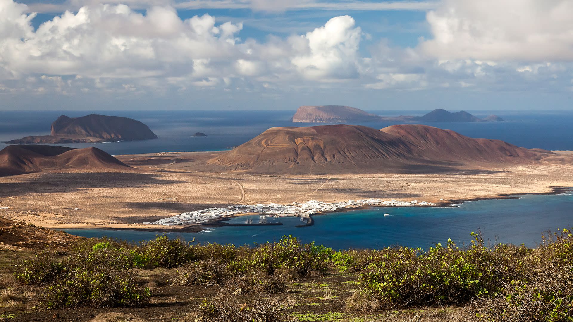 La Graciosa tour with lunch and water activities from Orzola - Thumbnail 4